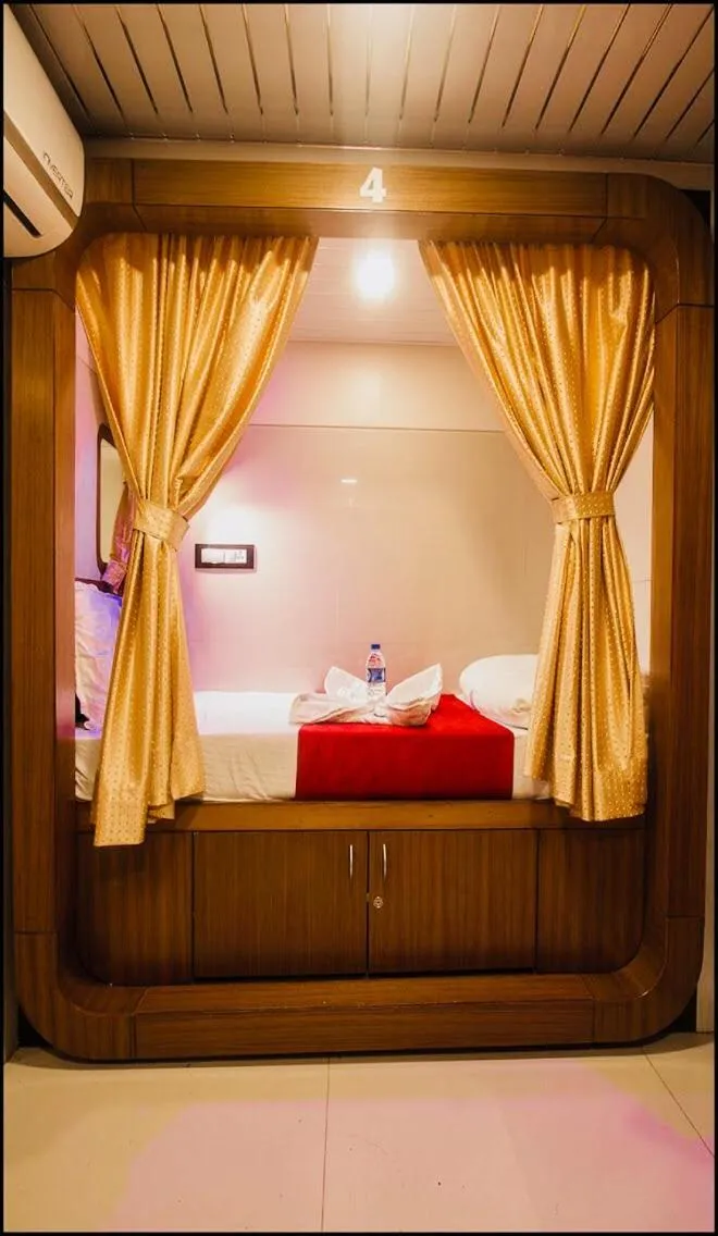 Bed in Qubestay Airport Capsule Hotel & Hostel