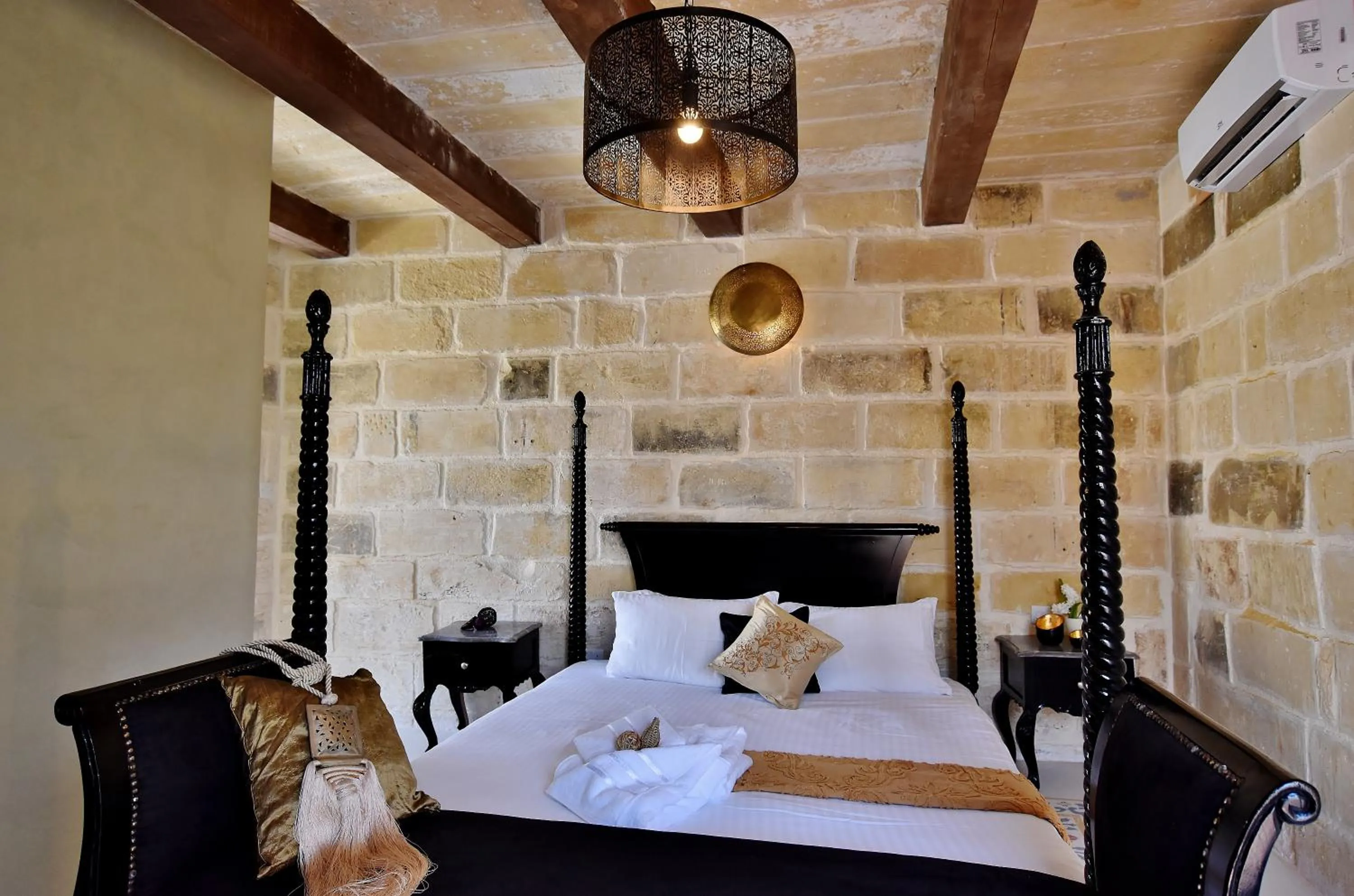 Bed in Chapel 5 Boutique Suites B&B