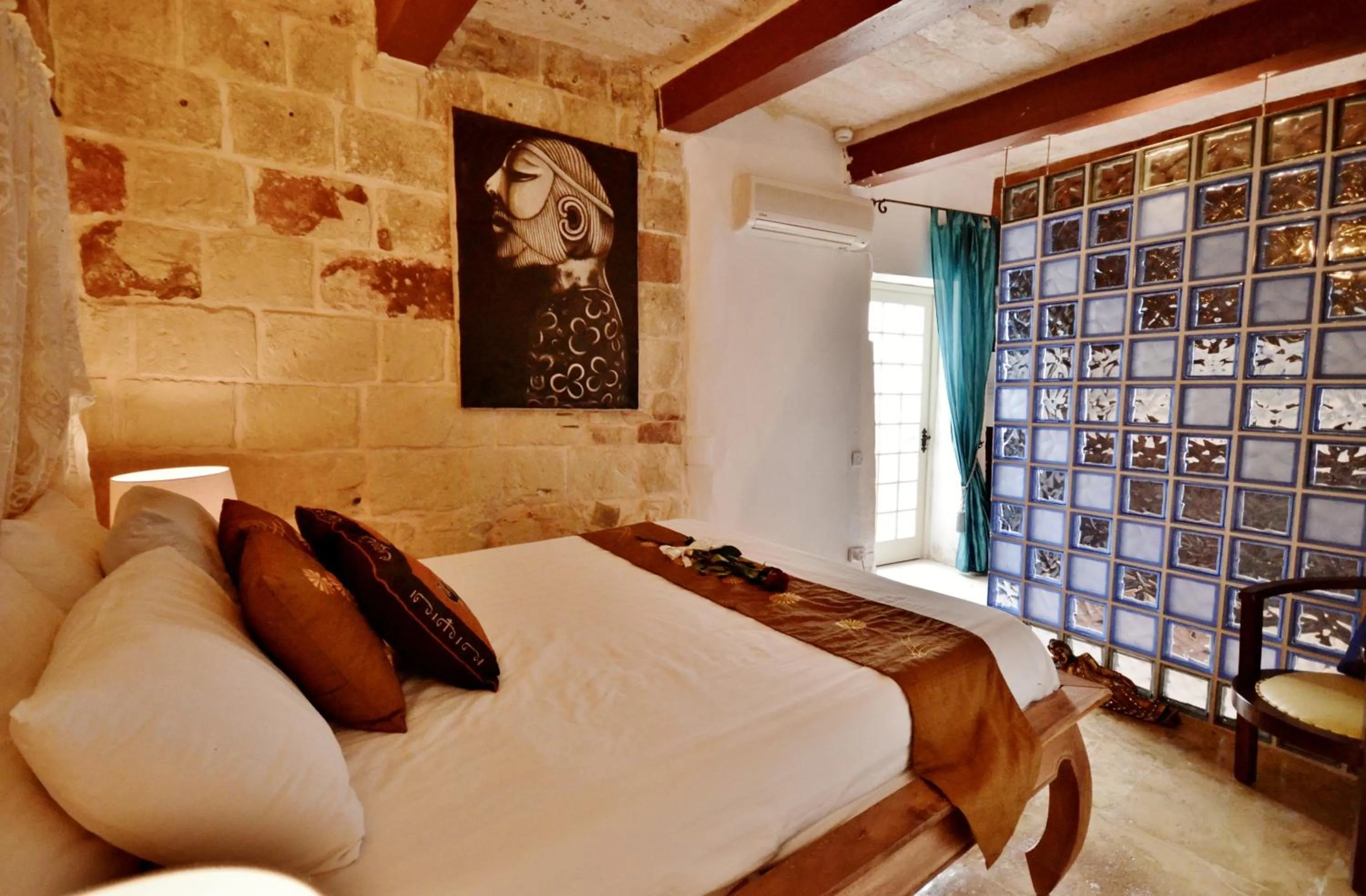 Bed in Chapel 5 Boutique Suites B&B