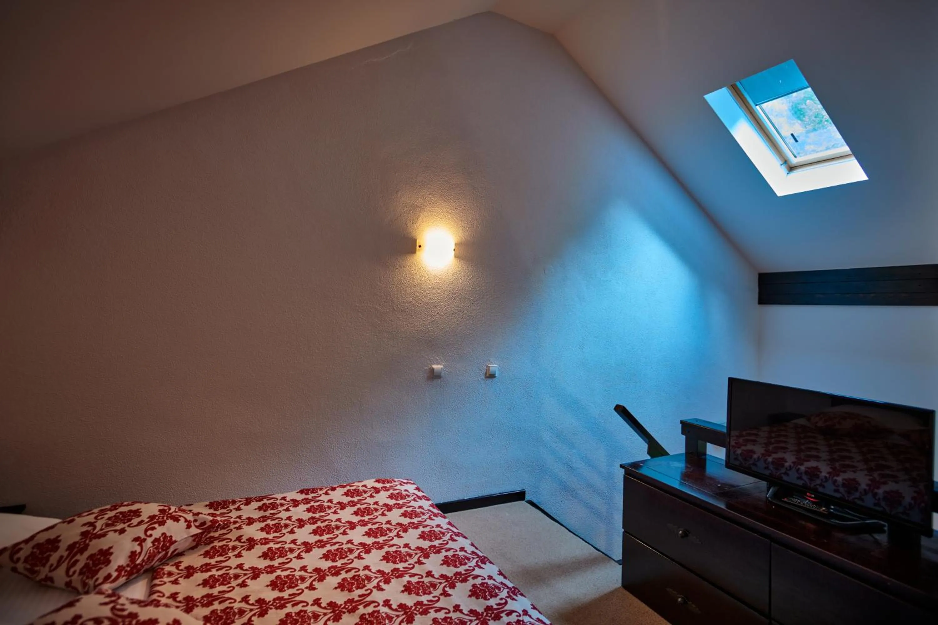 Bedroom, Bed in Hotel & Restaurant Sofia