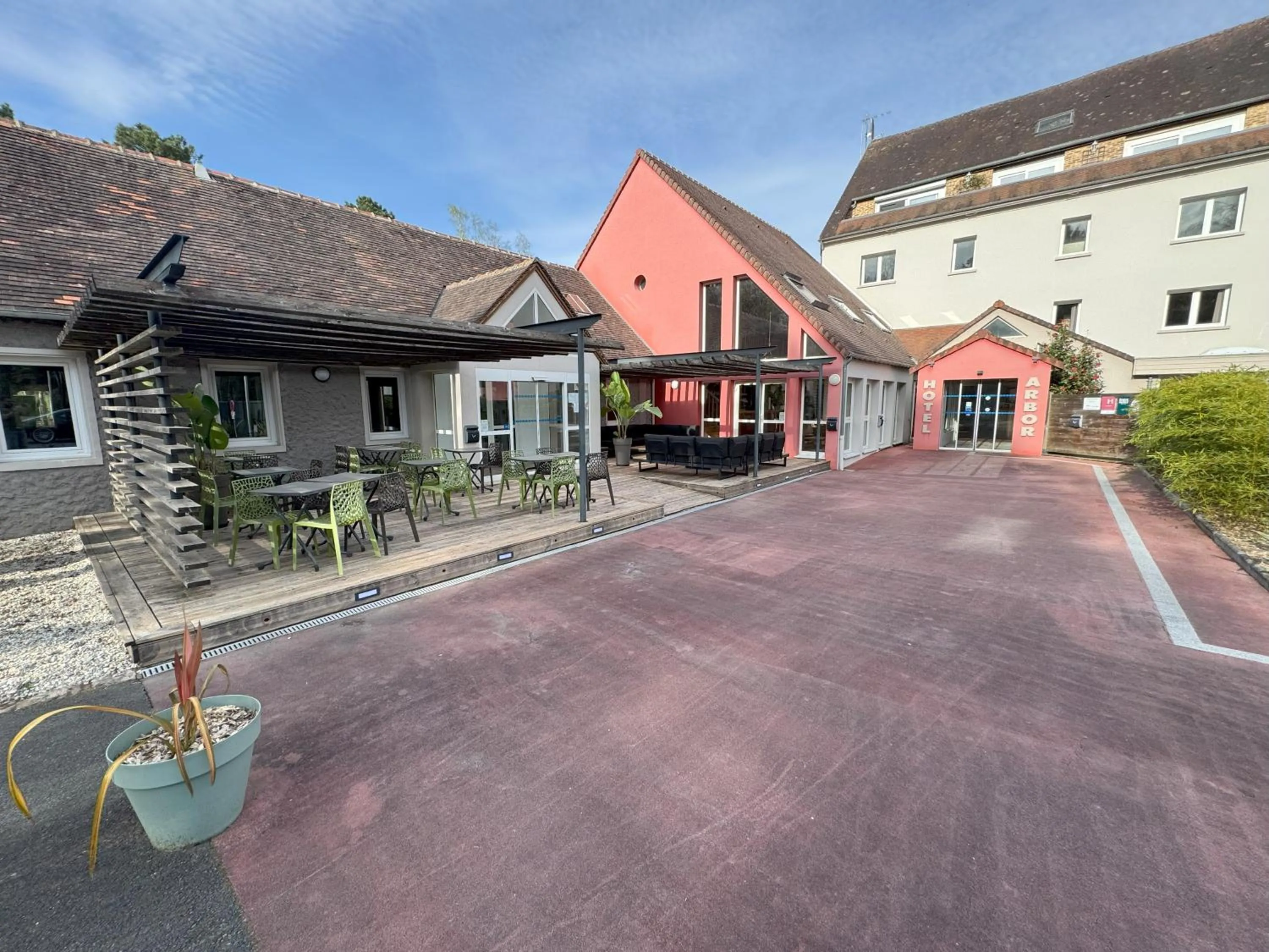 Facade/entrance in Hotel ARBOR - Les Hunaudieres - Le Mans Sud - Mulsanne
