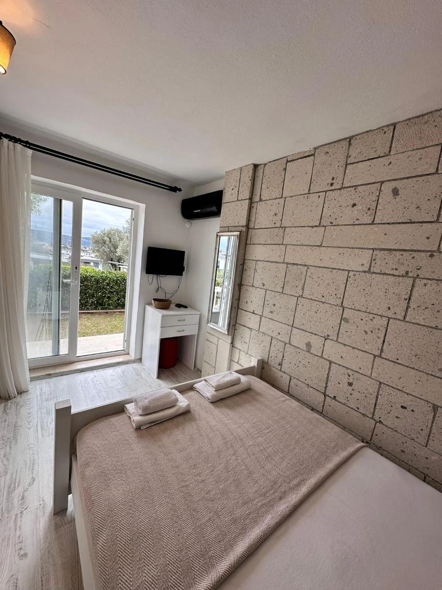 Spring, Bed in Tepe Hotel