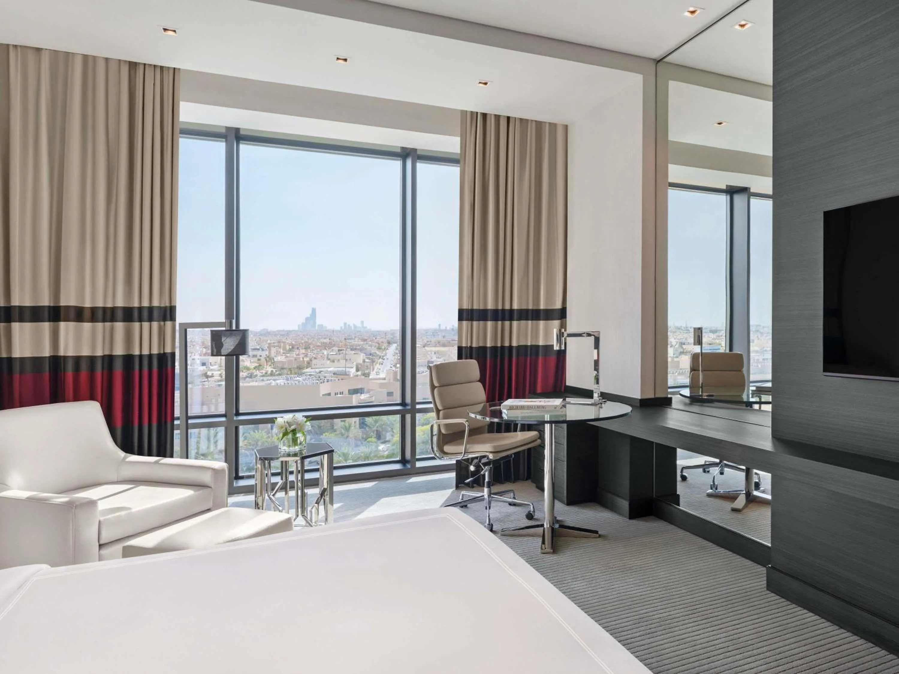 Bedroom, Bed in Fairmont Riyadh