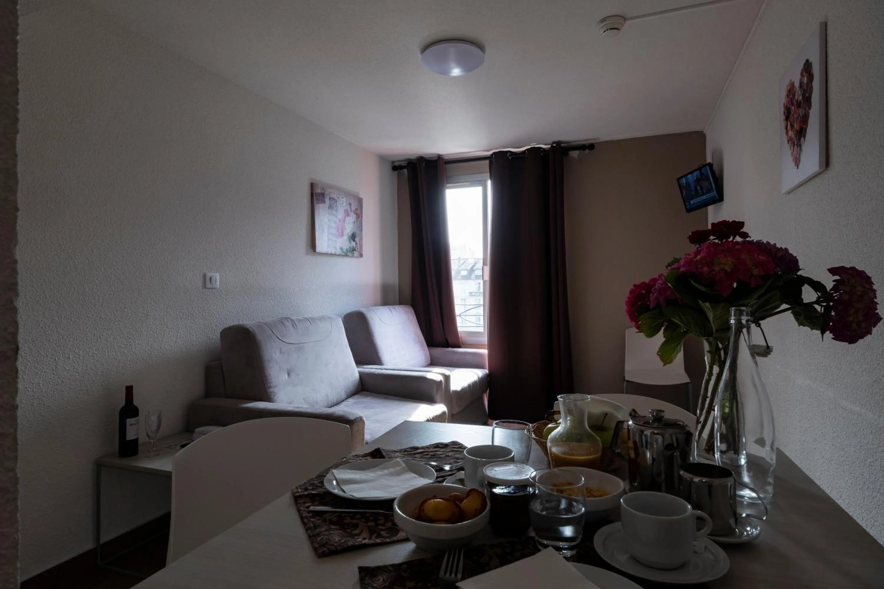 TV and multimedia in Appart'hotel le Pèlerin