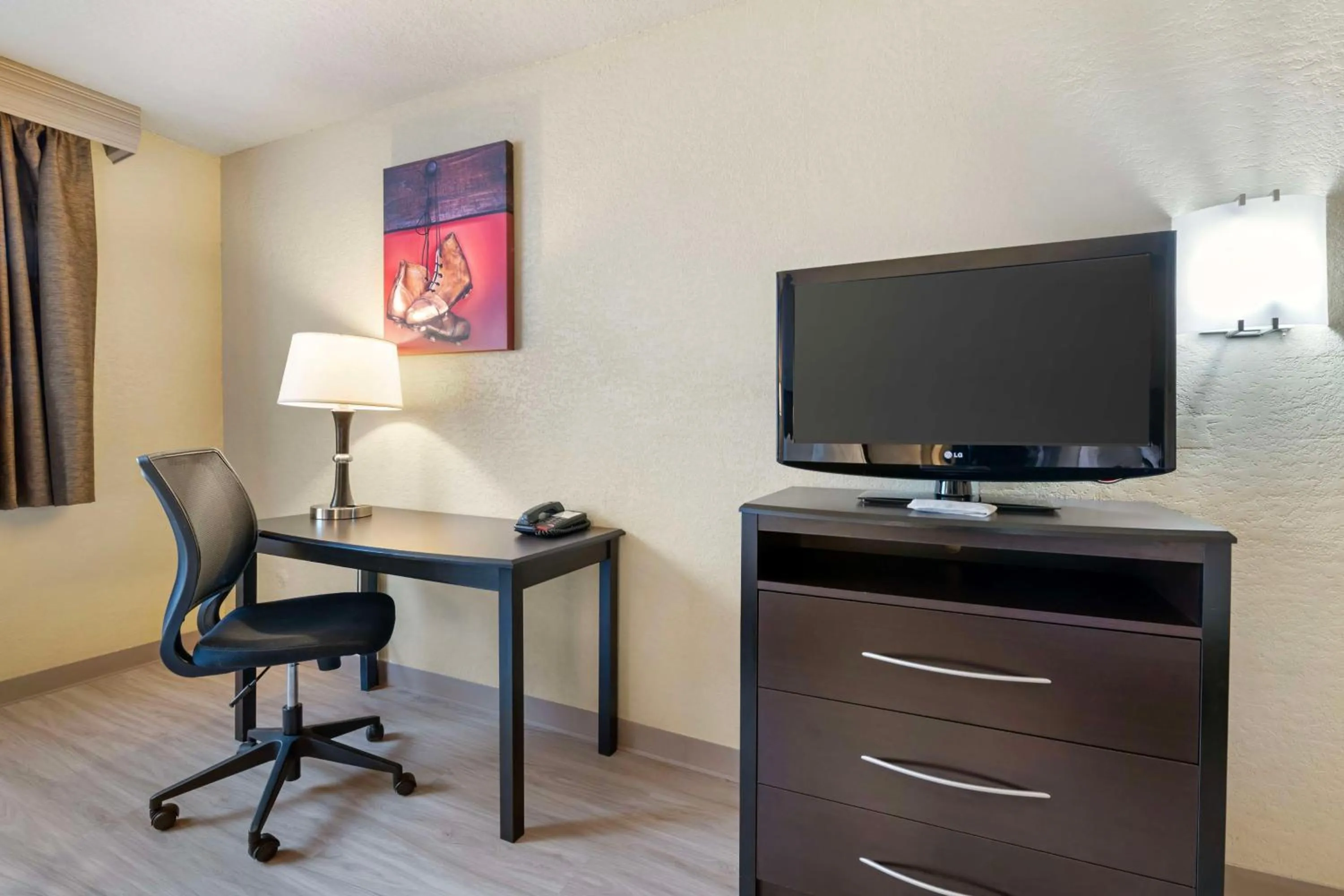 Bedroom in Best Western Green Bay Inn and Conference Center