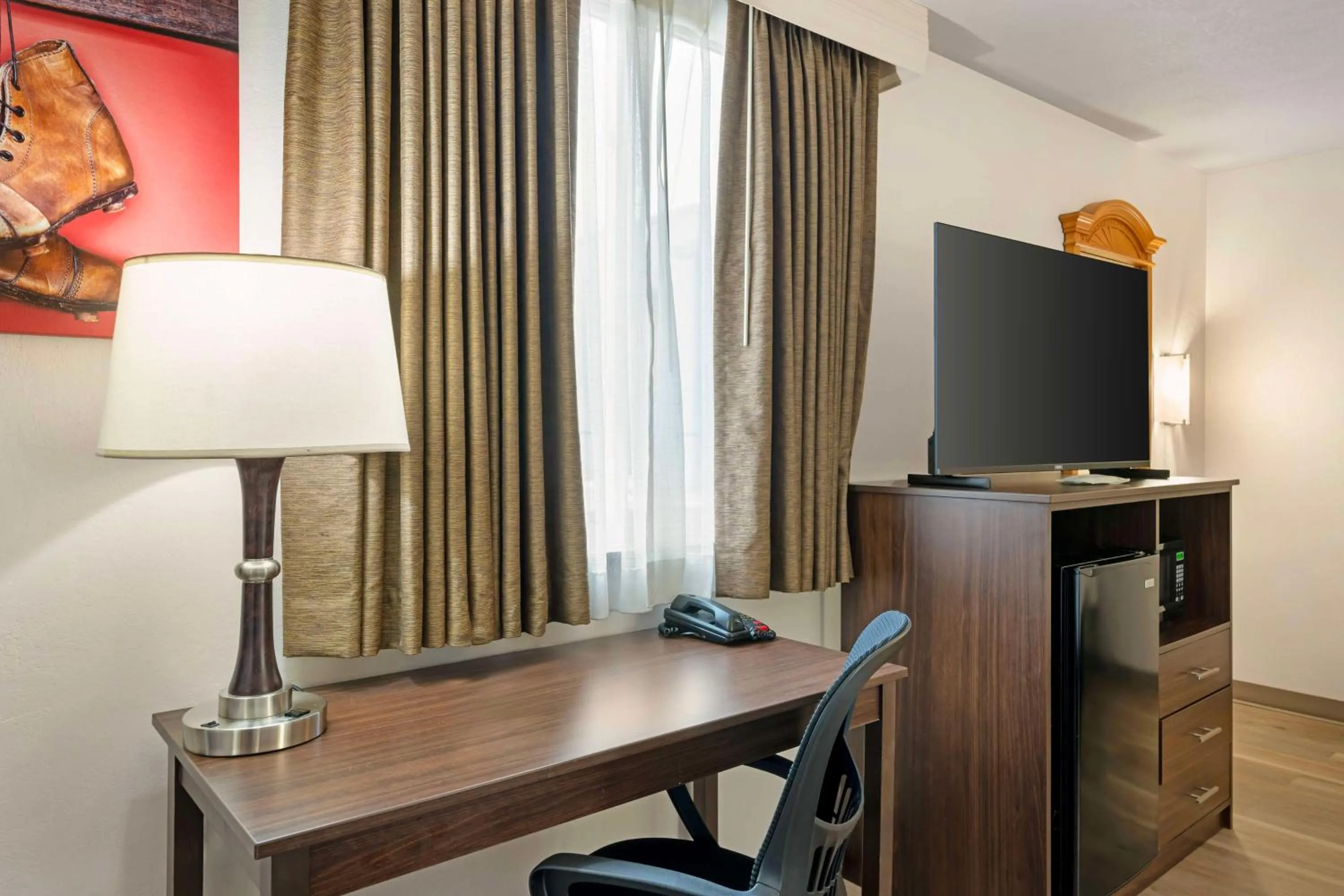 Bedroom in Best Western Green Bay Inn and Conference Center