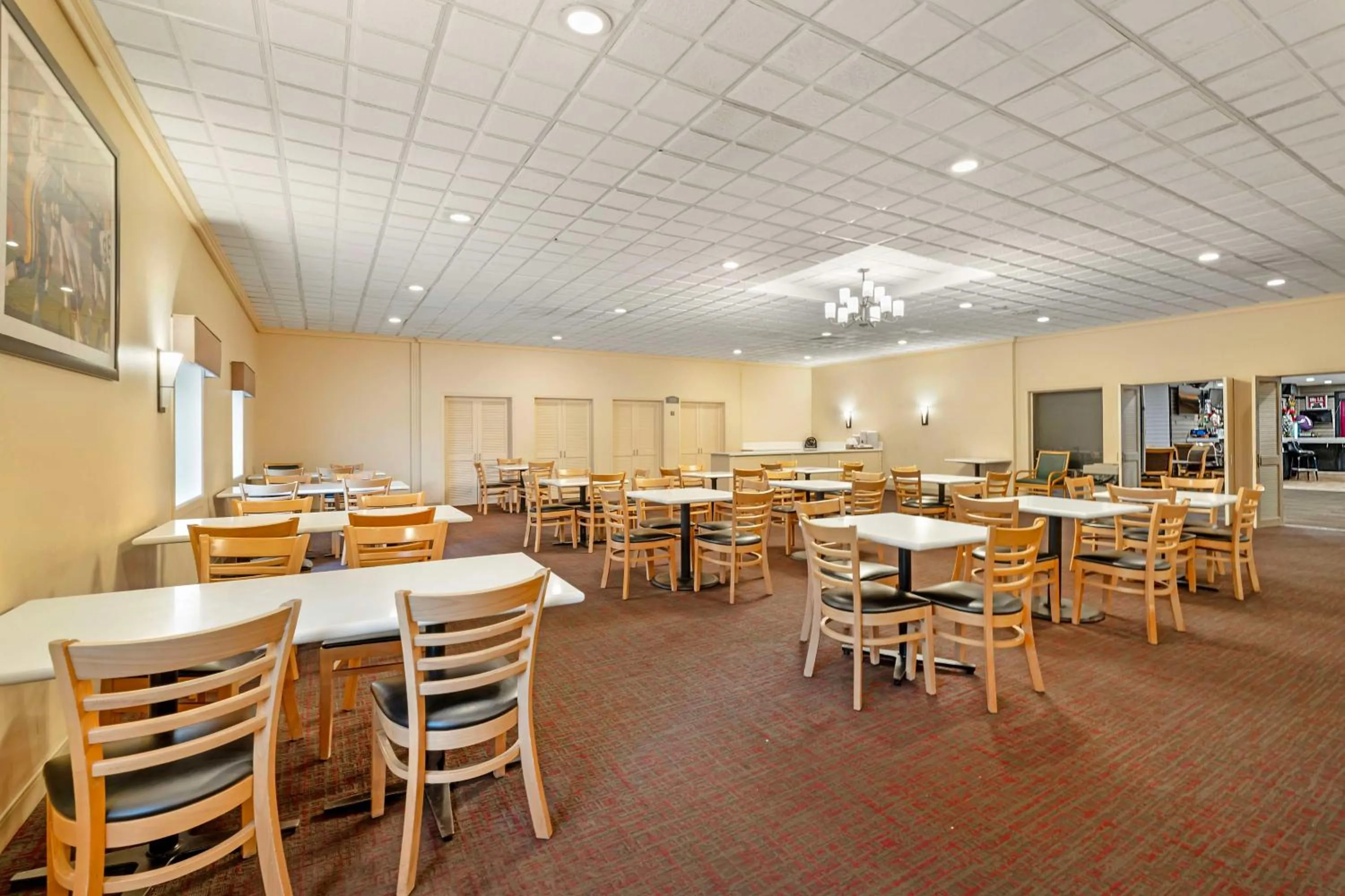 Breakfast in Best Western Green Bay Inn and Conference Center