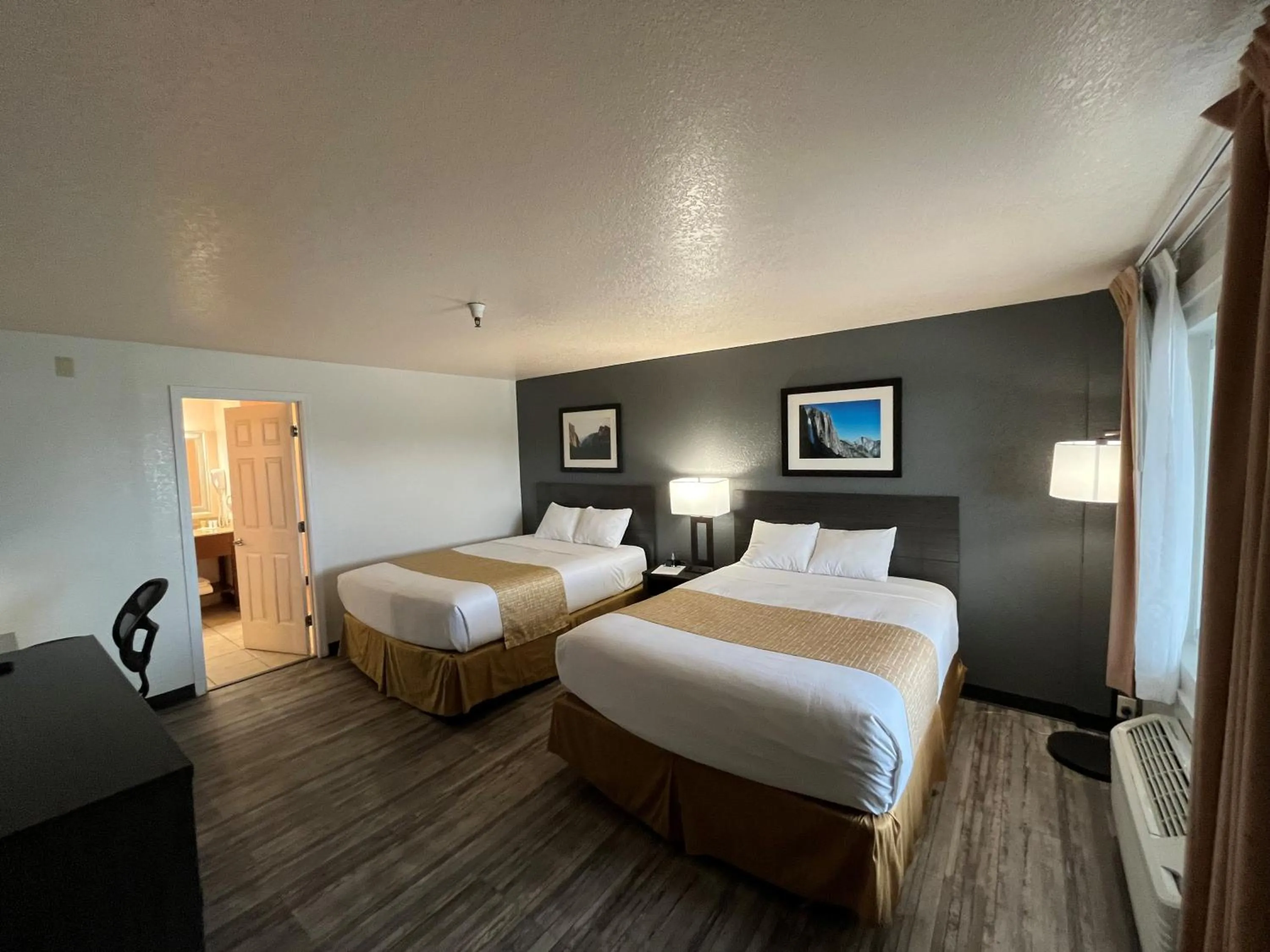 Bed in Travelodge by Wyndham Hawthorne