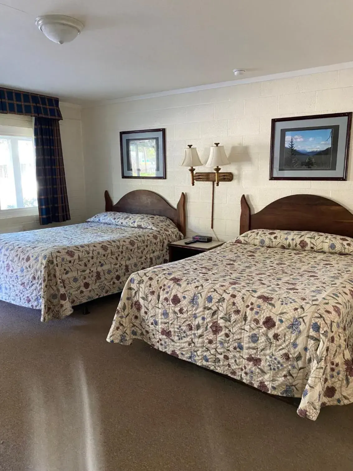 Queen Room with Two Queen Beds - single occupancy in Forest Lodge Motel Queen Room with Two Queen Beds - single occupancy in Forest Lodge Motel