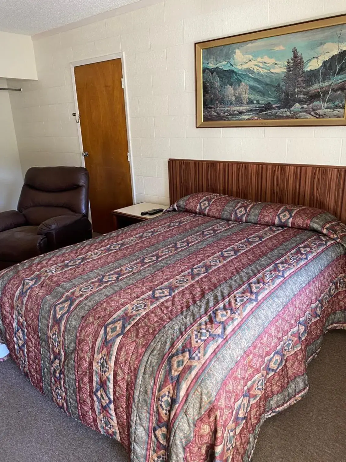 Queen Room - single occupancy in Forest Lodge Motel Queen Room - single occupancy in Forest Lodge Motel