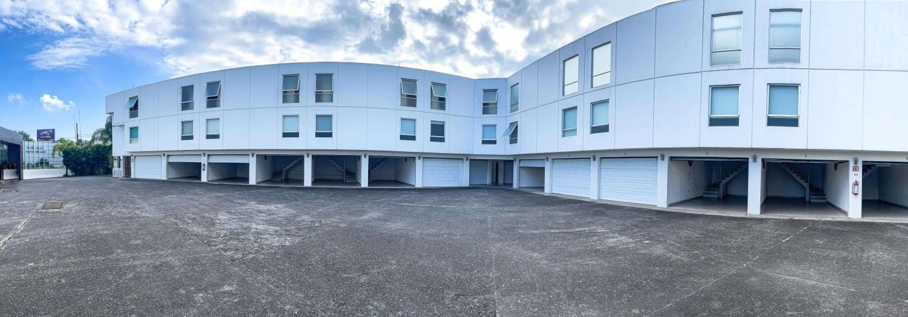 Property building in Auto Hotel Mediterráneo