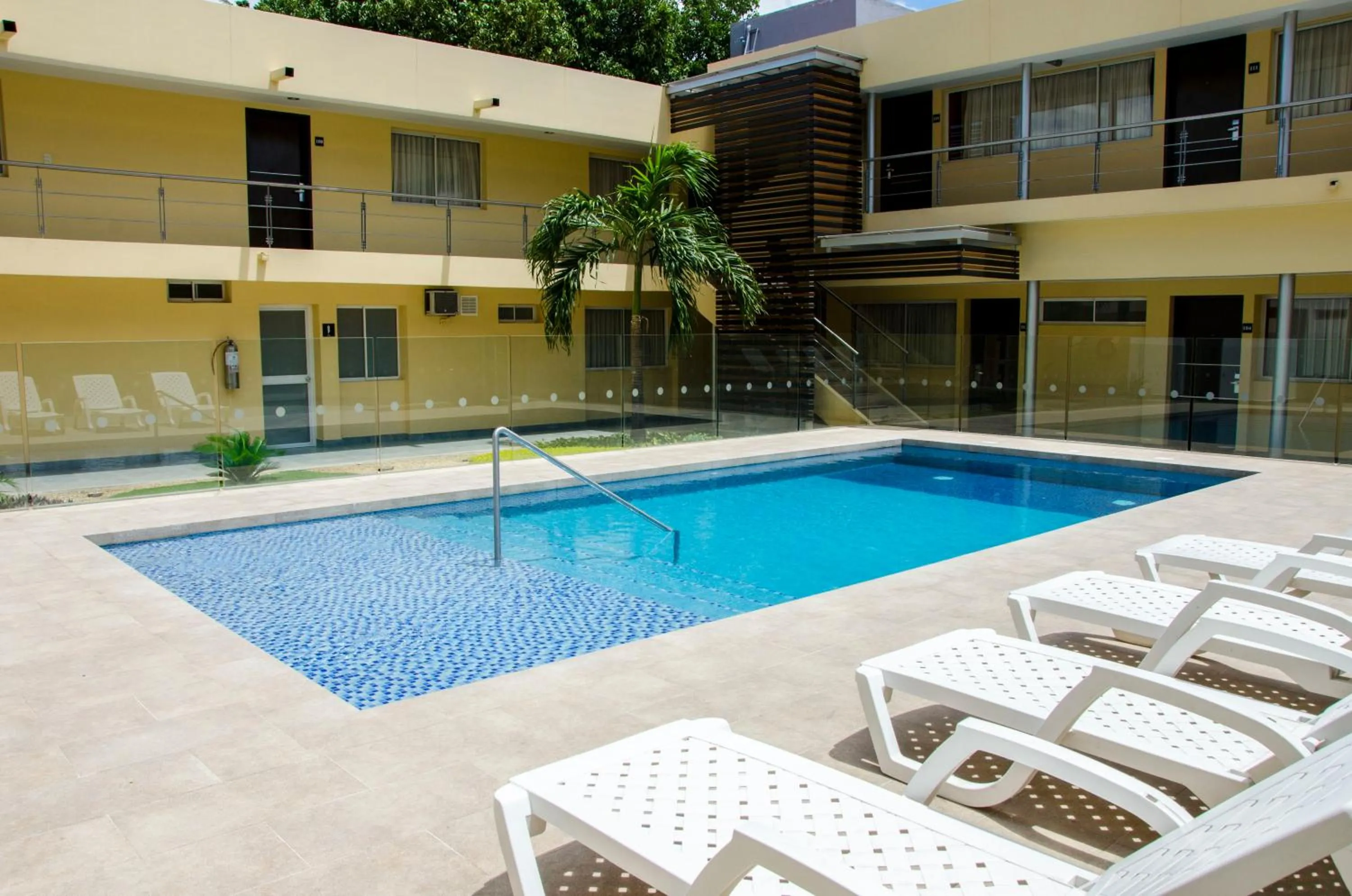 Swimming pool in Hotel Arizona Suites Cúcuta