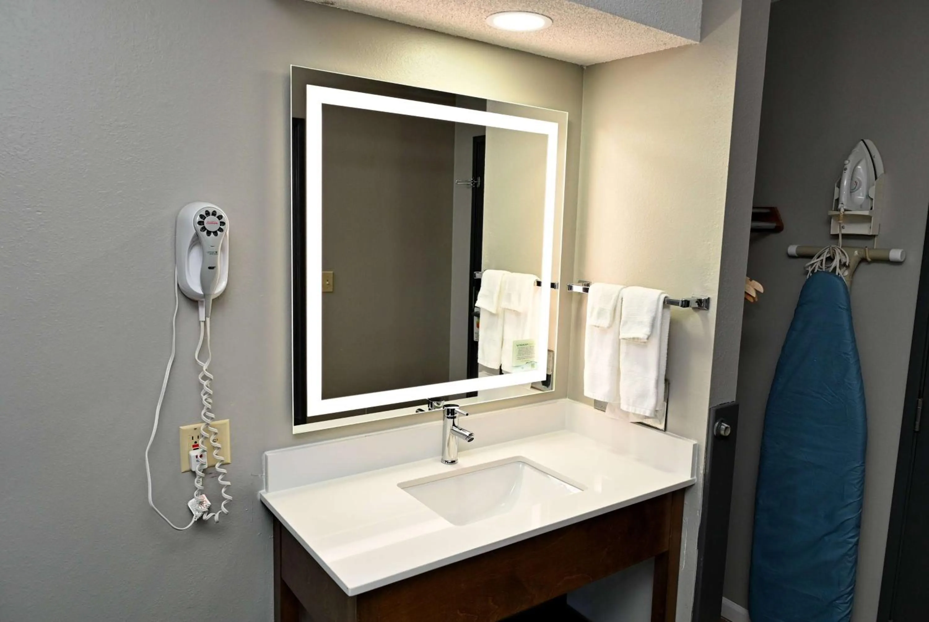 Bathroom in Super 8 by Wyndham Higginsville