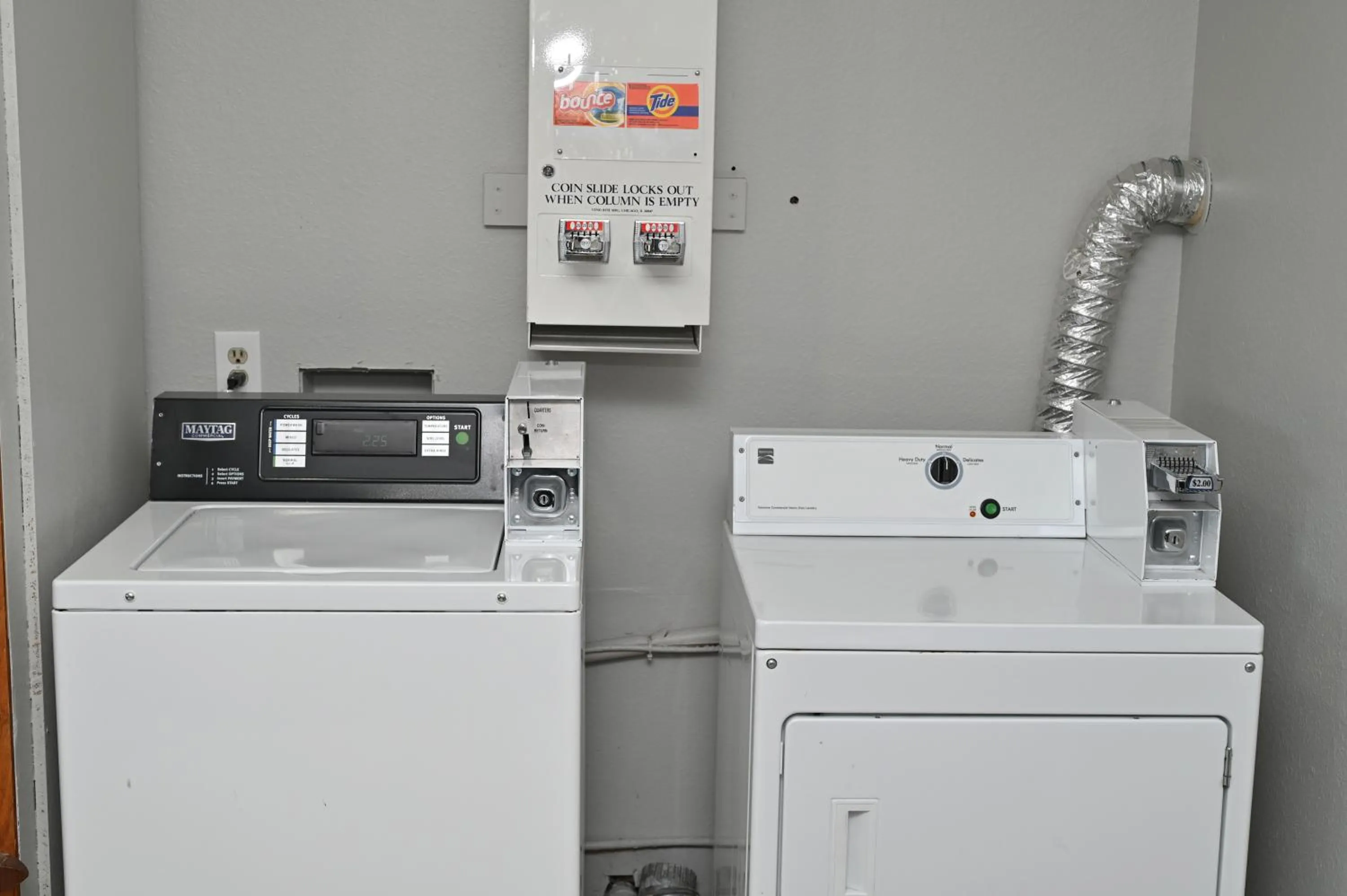 laundry in Super 8 by Wyndham Higginsville