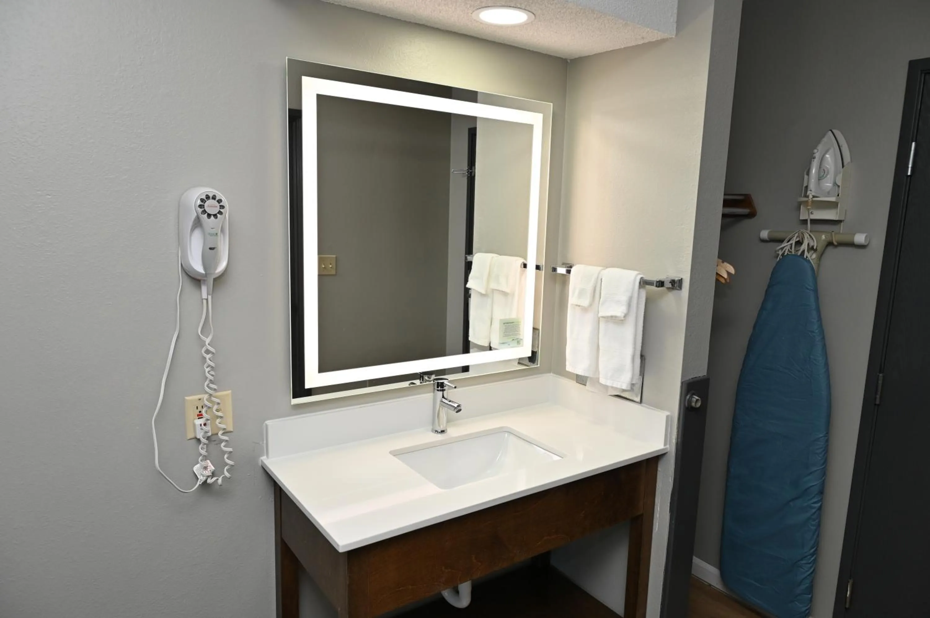 Super 8 by Wyndham Higginsville