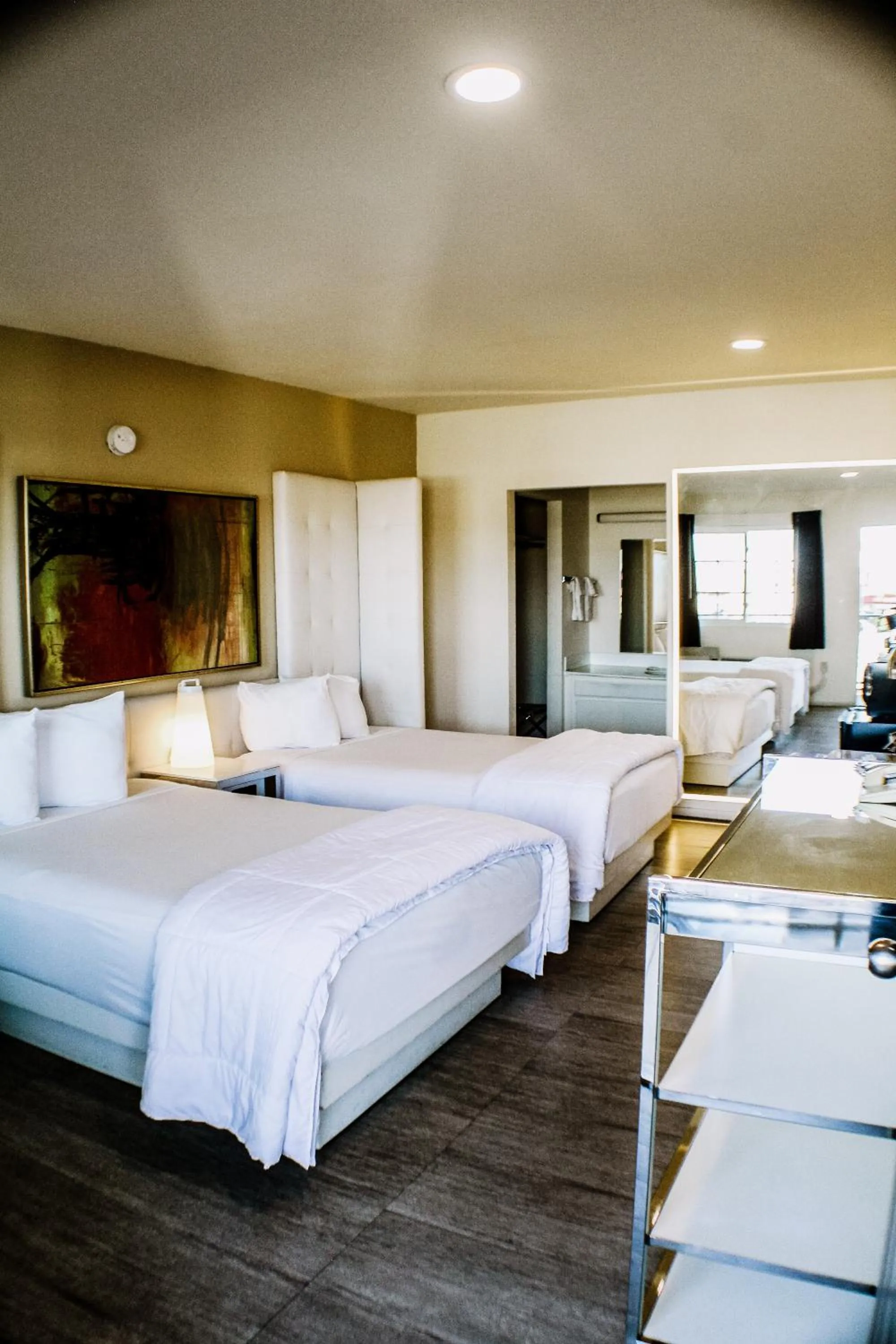 Bed in Devonshire Inn Motel