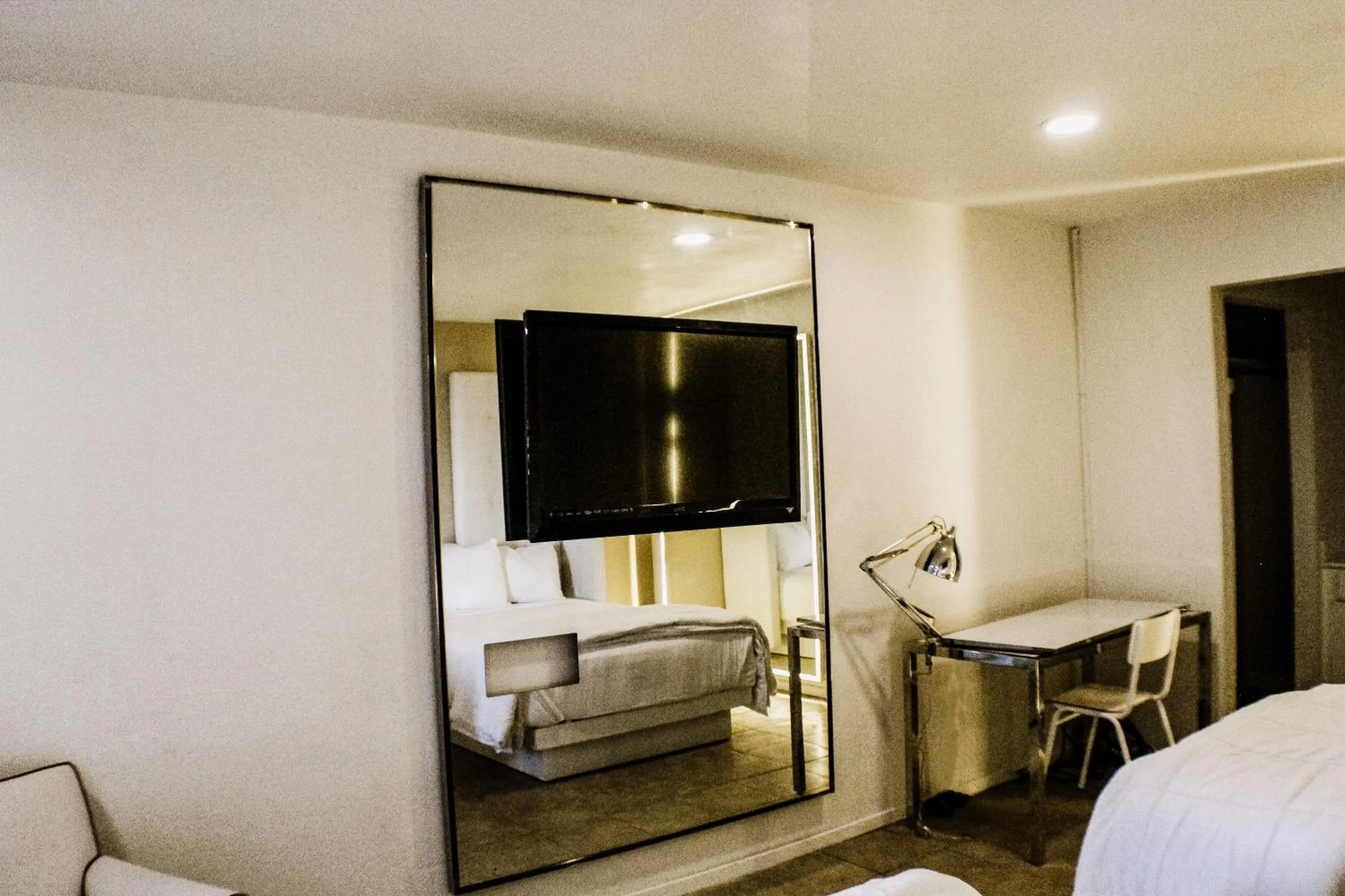 Bed in Devonshire Inn Motel