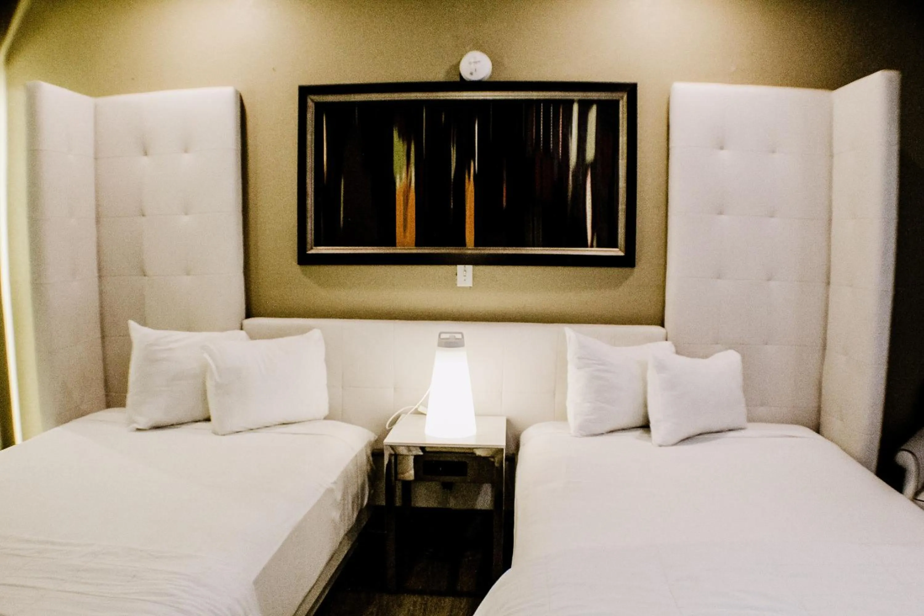 Bed in Devonshire Inn Motel