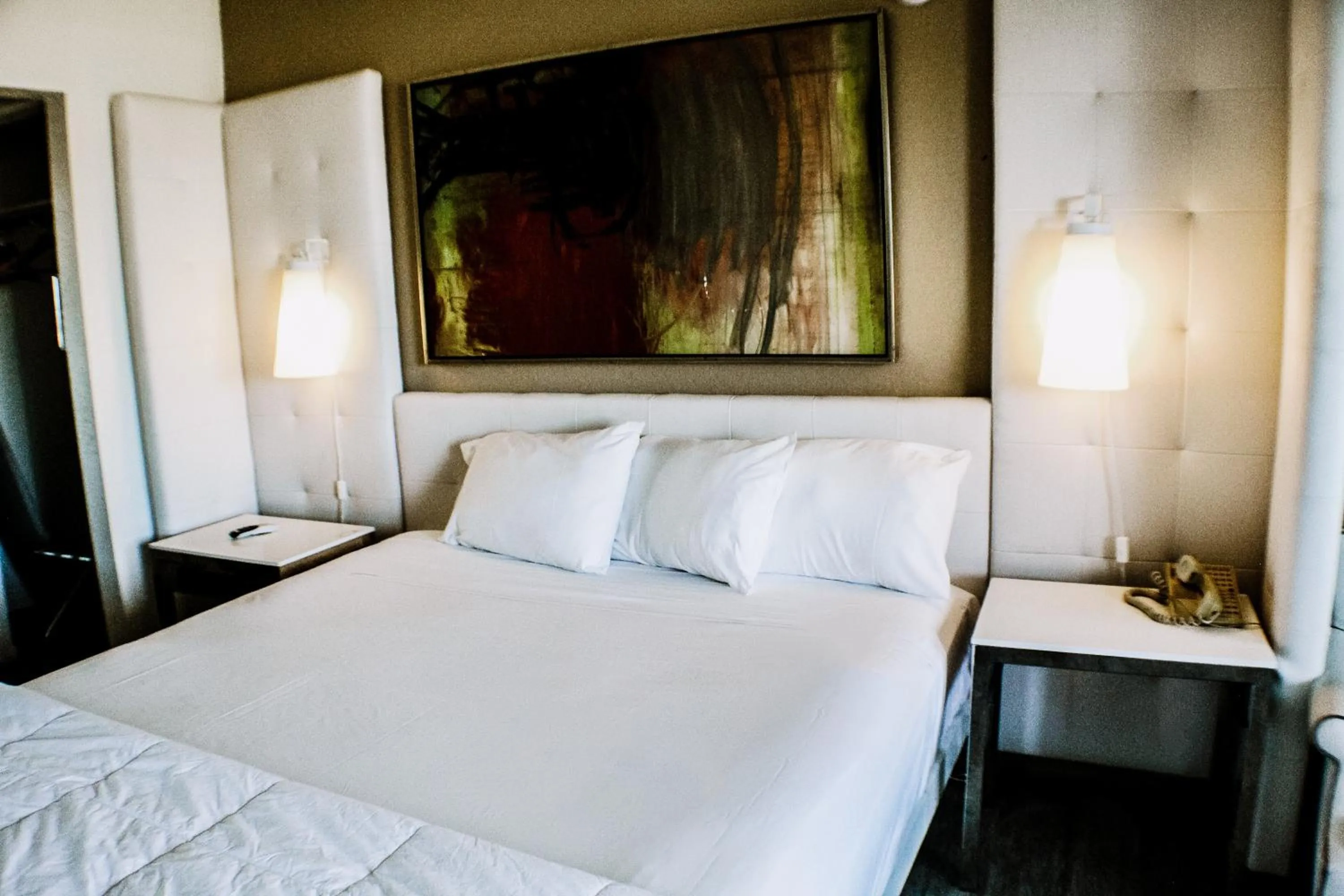 Bed in Devonshire Inn Motel