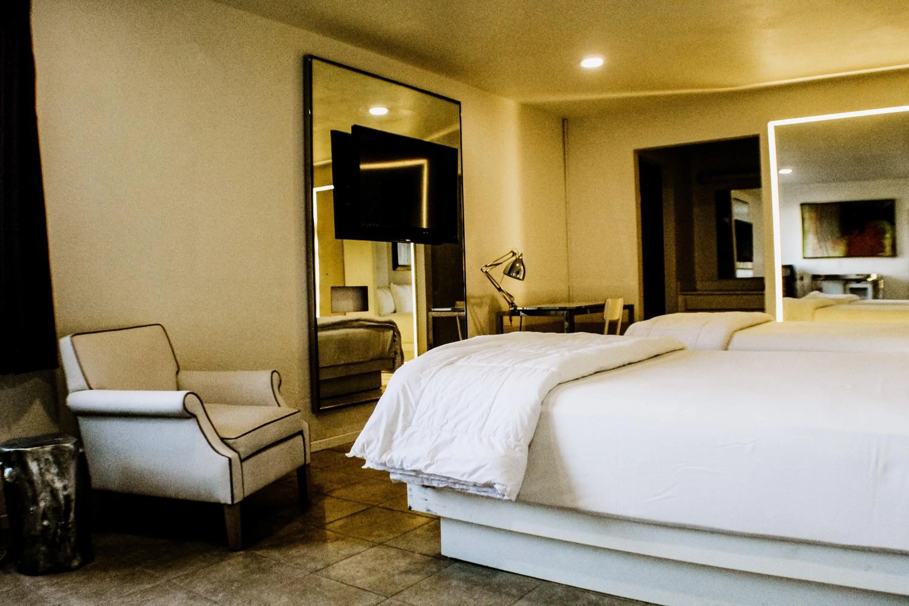 Bed in Devonshire Inn Motel