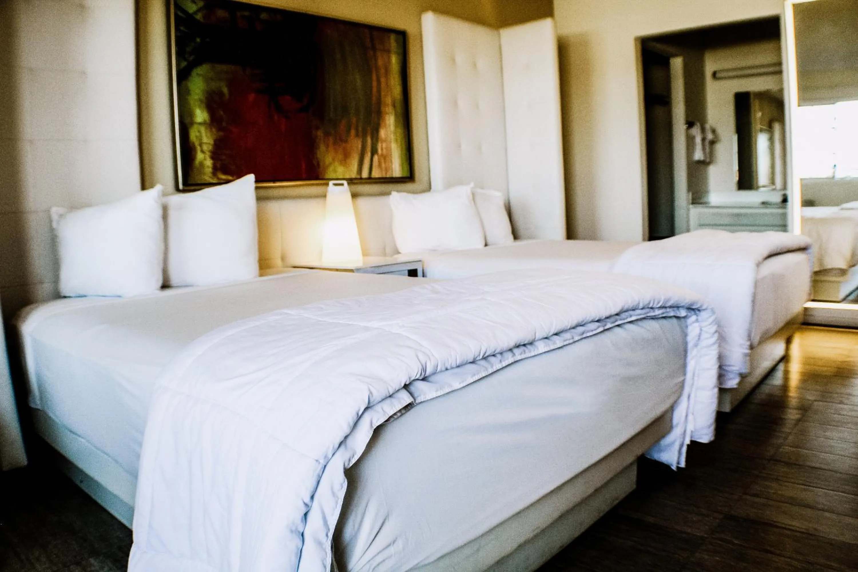 Bed in Devonshire Inn Motel