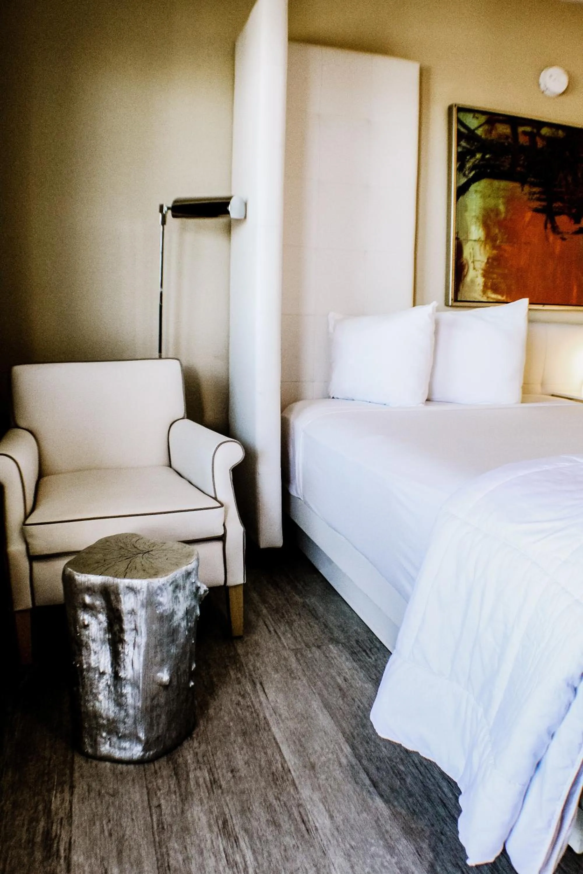 Bed in Devonshire Inn Motel