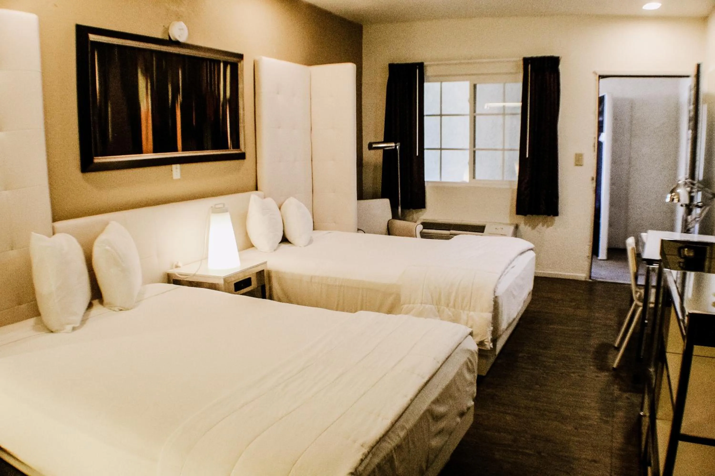 Bed in Devonshire Inn Motel