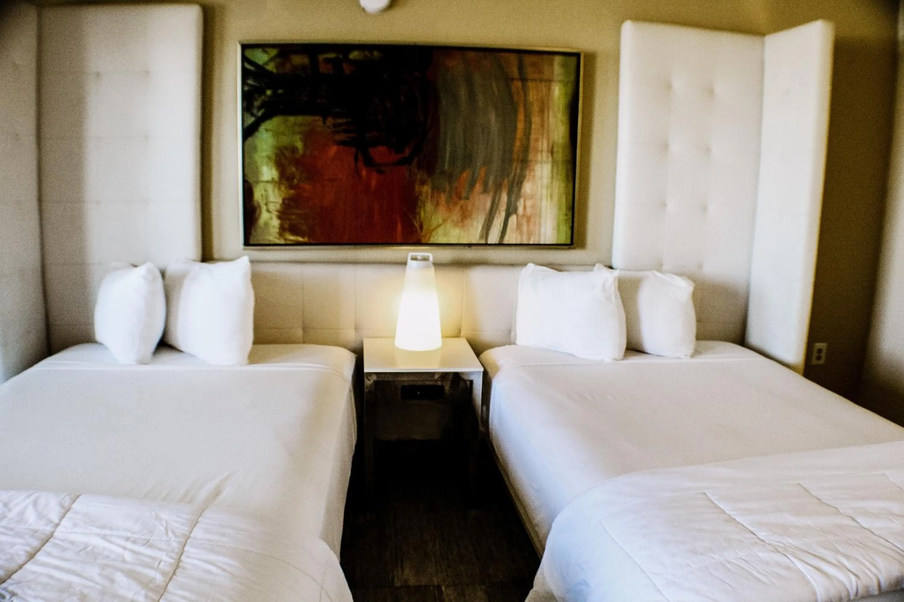 Bed in Devonshire Inn Motel