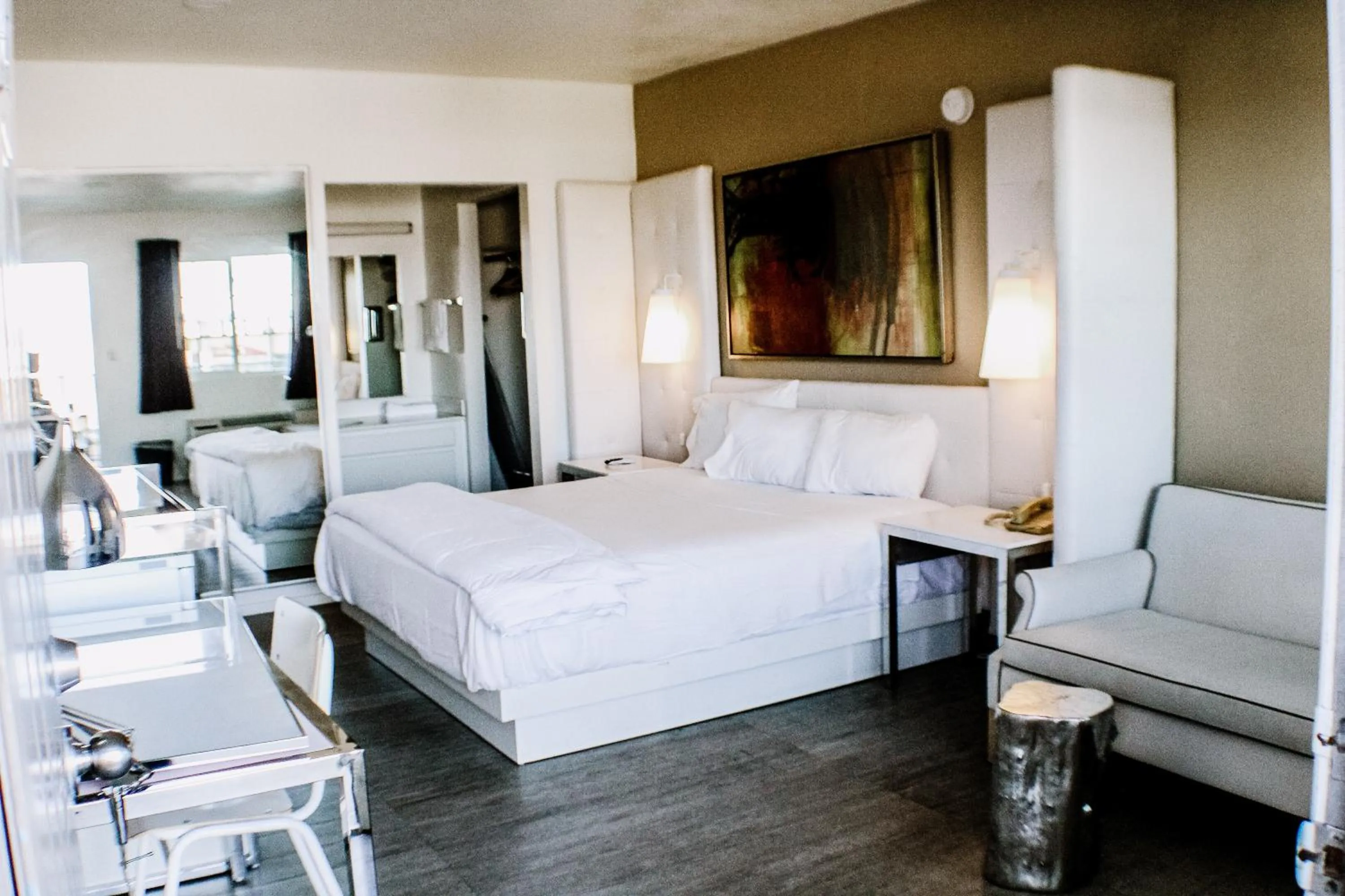 Bed in Devonshire Inn Motel