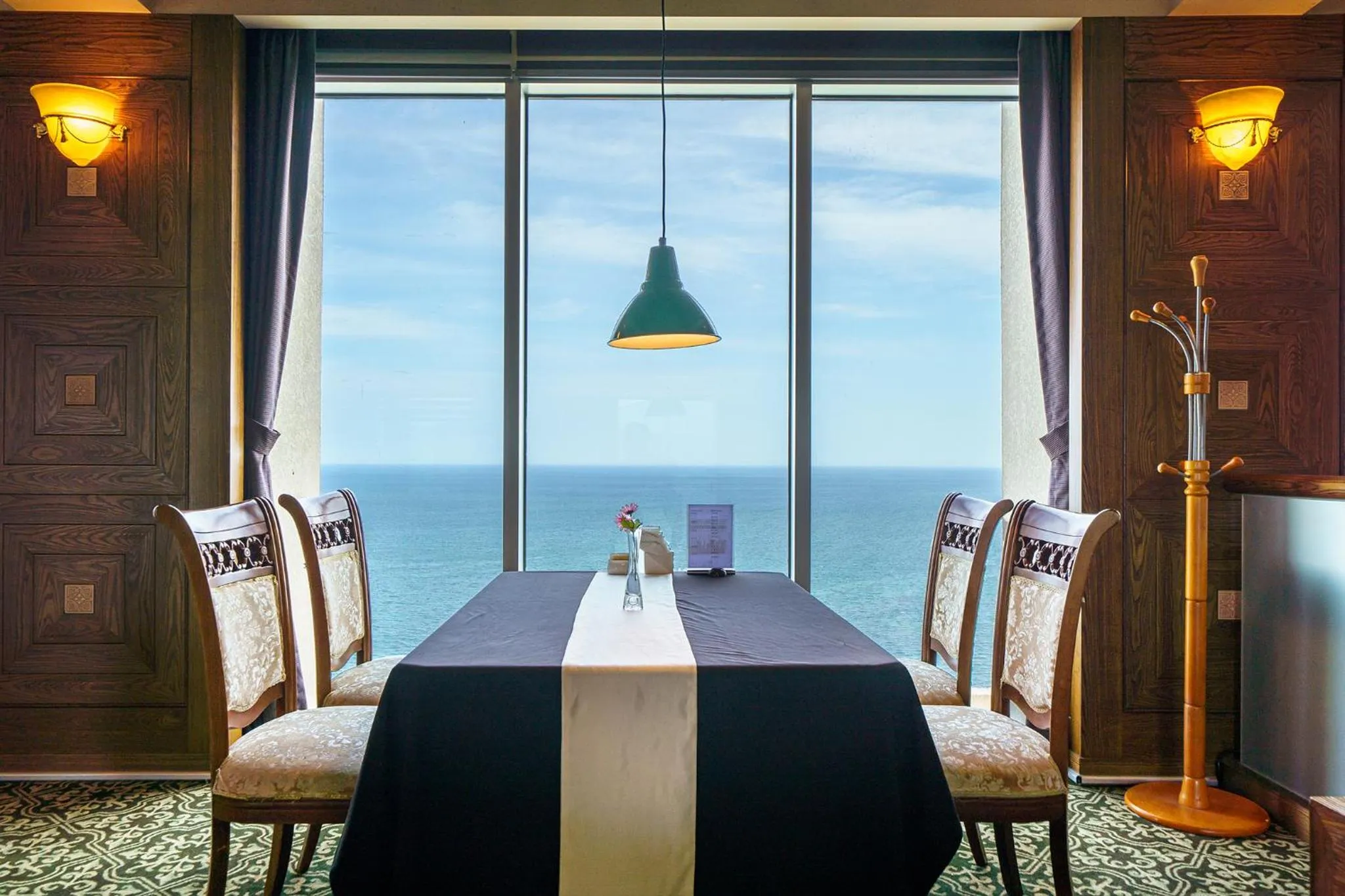 Restaurant/places to eat in Hotel Maremons