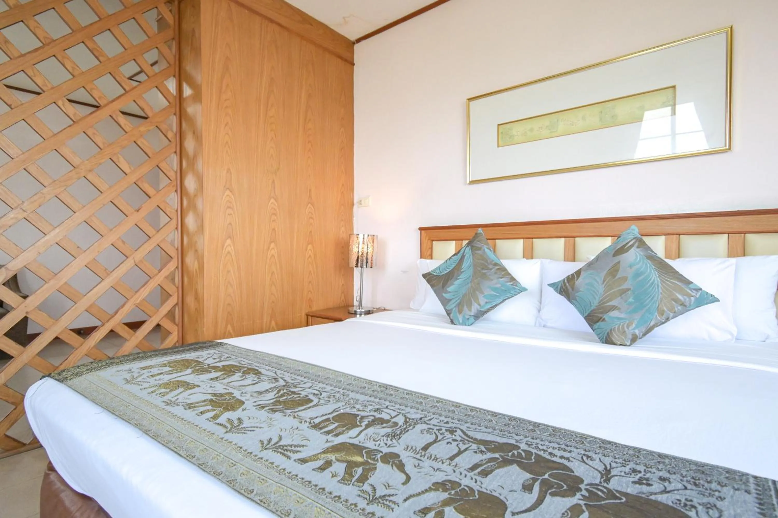 Bed in Rattana Park Hotel