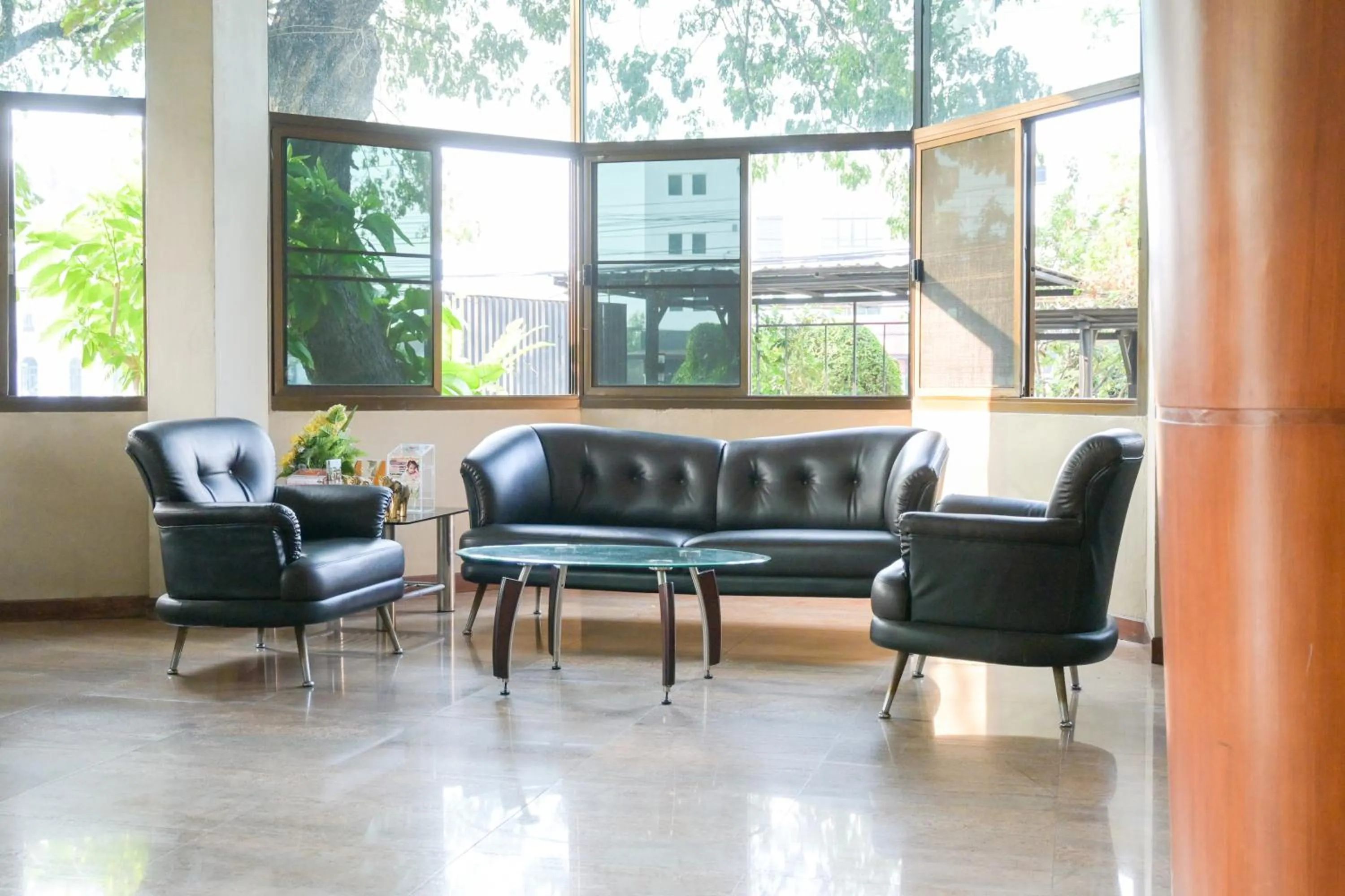 Seating area in Rattana Park Hotel