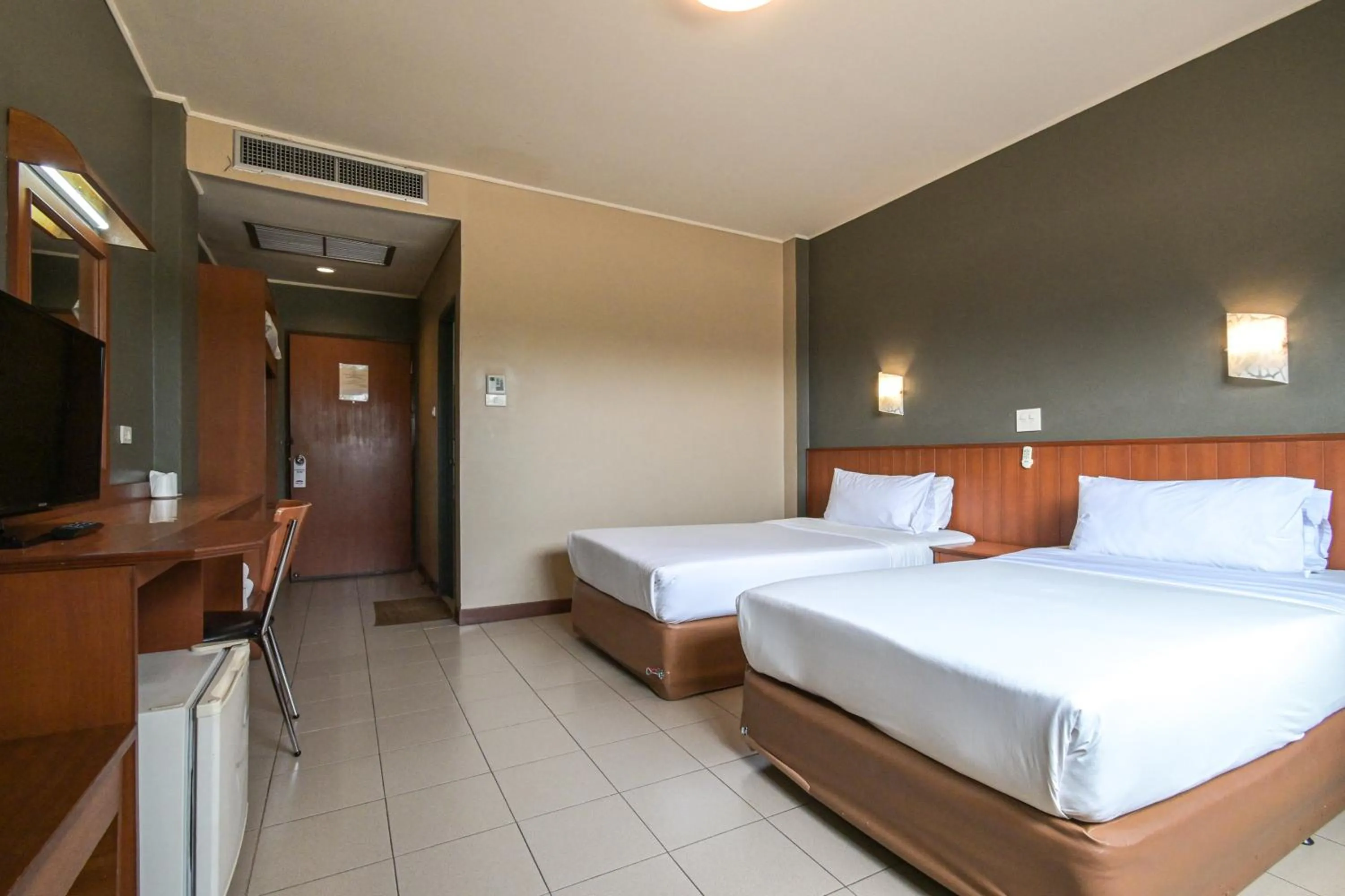 Bedroom, Bed in Rattana Park Hotel