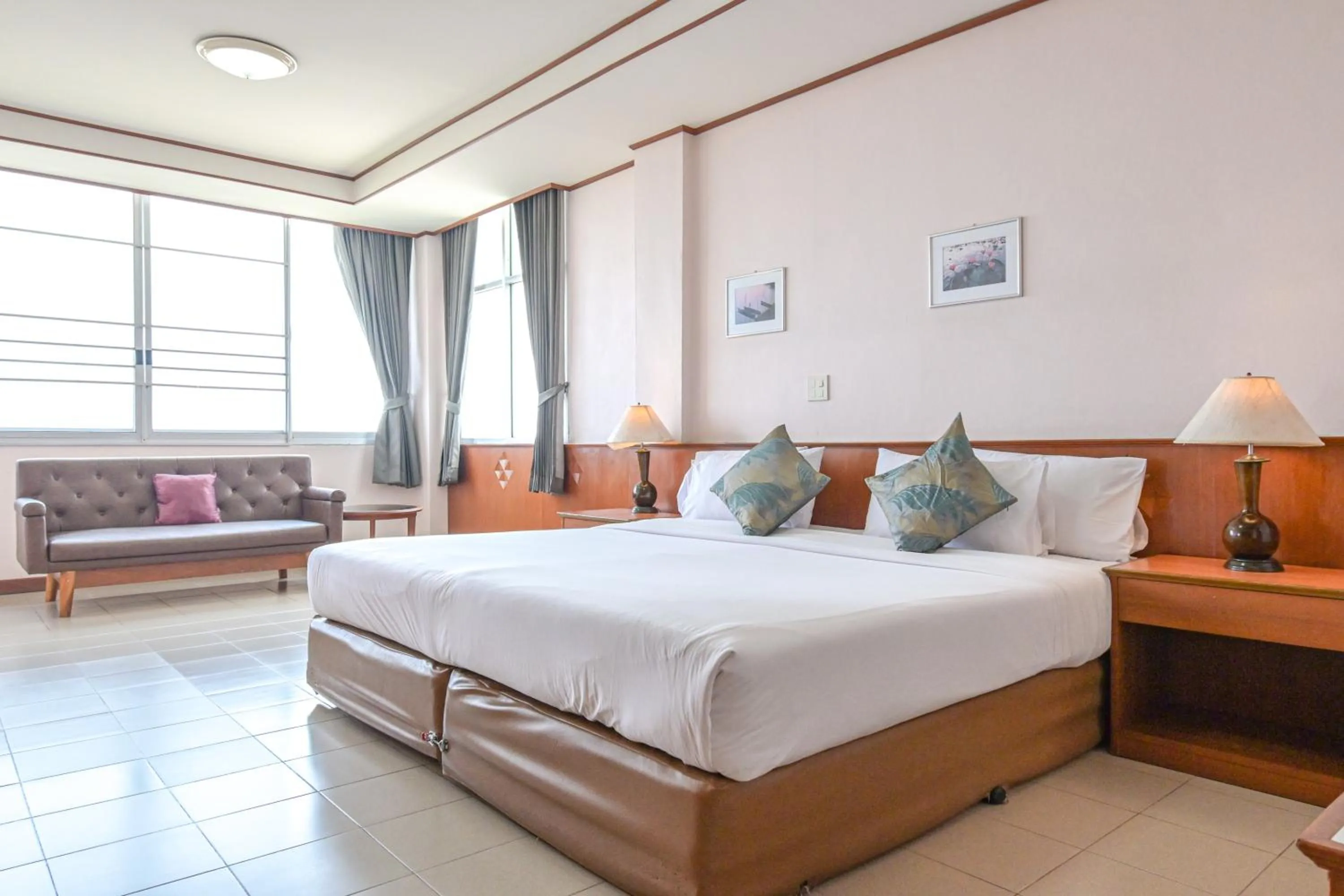 Bed in Rattana Park Hotel