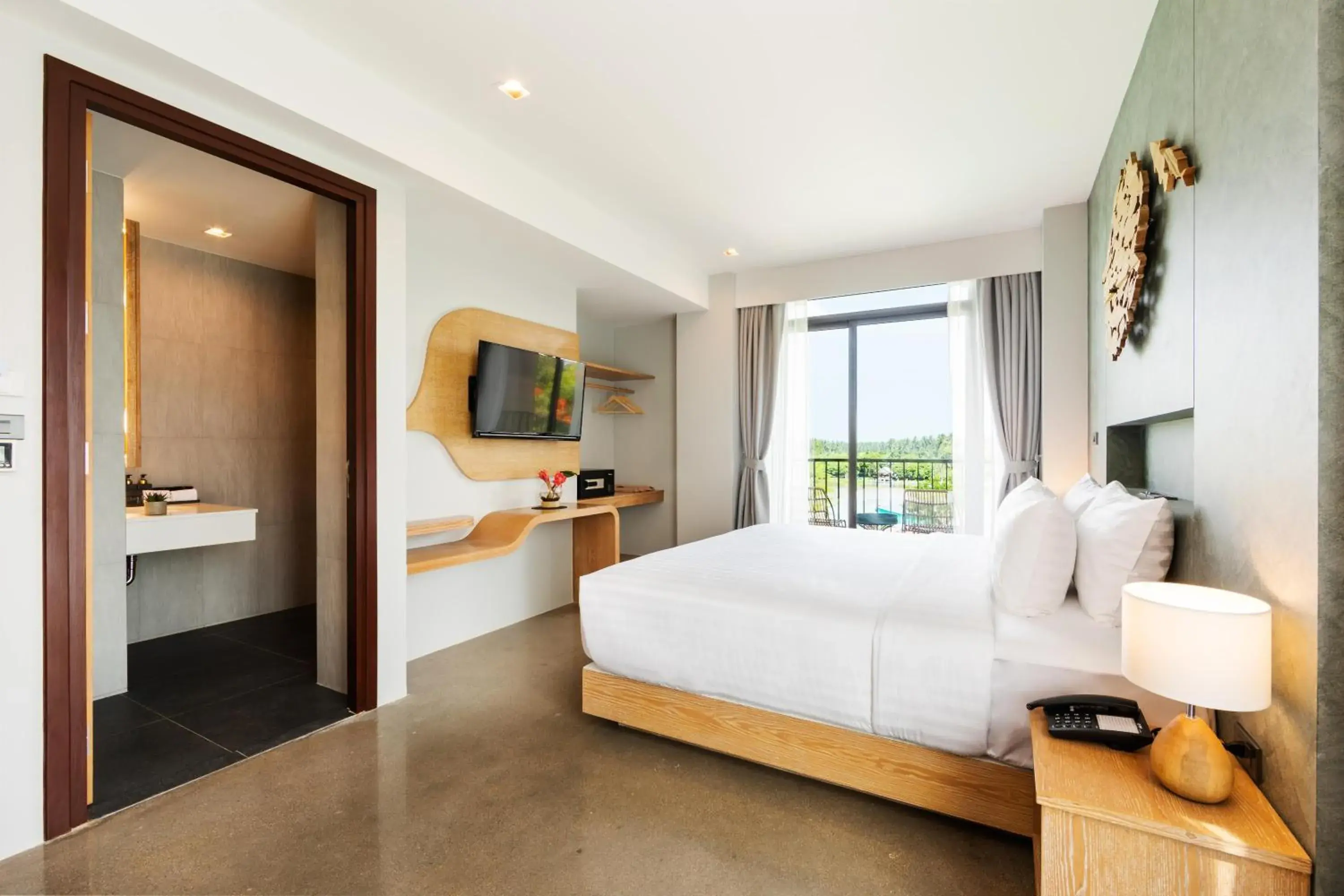 Superior King Room in Na Tree Tara Riverside Resort Amphawa Damnoensaduak Superior King Room in Na Tree Tara Riverside Resort Amphawa Damnoensaduak