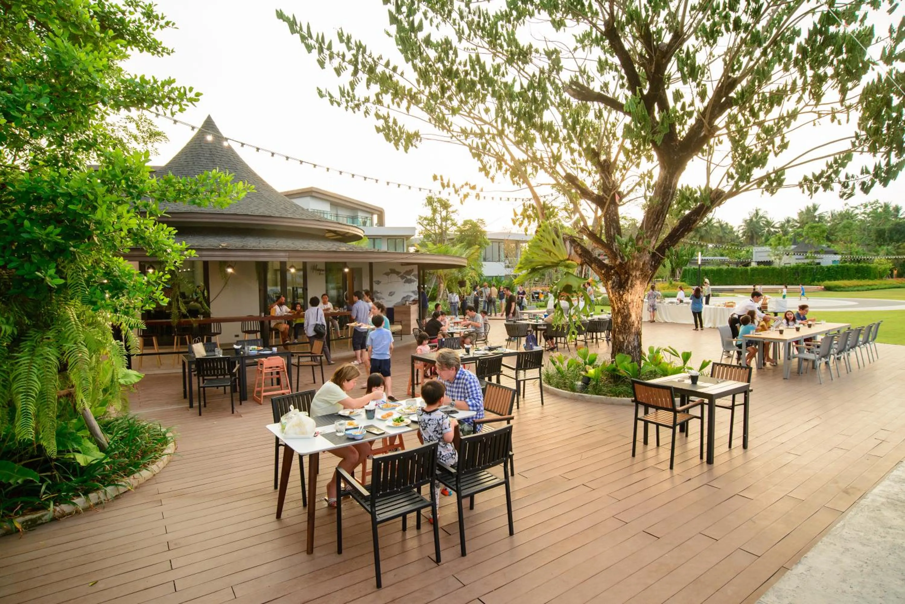 Restaurant/places to eat in Na Tree Tara Riverside Resort Amphawa Damnoensaduak