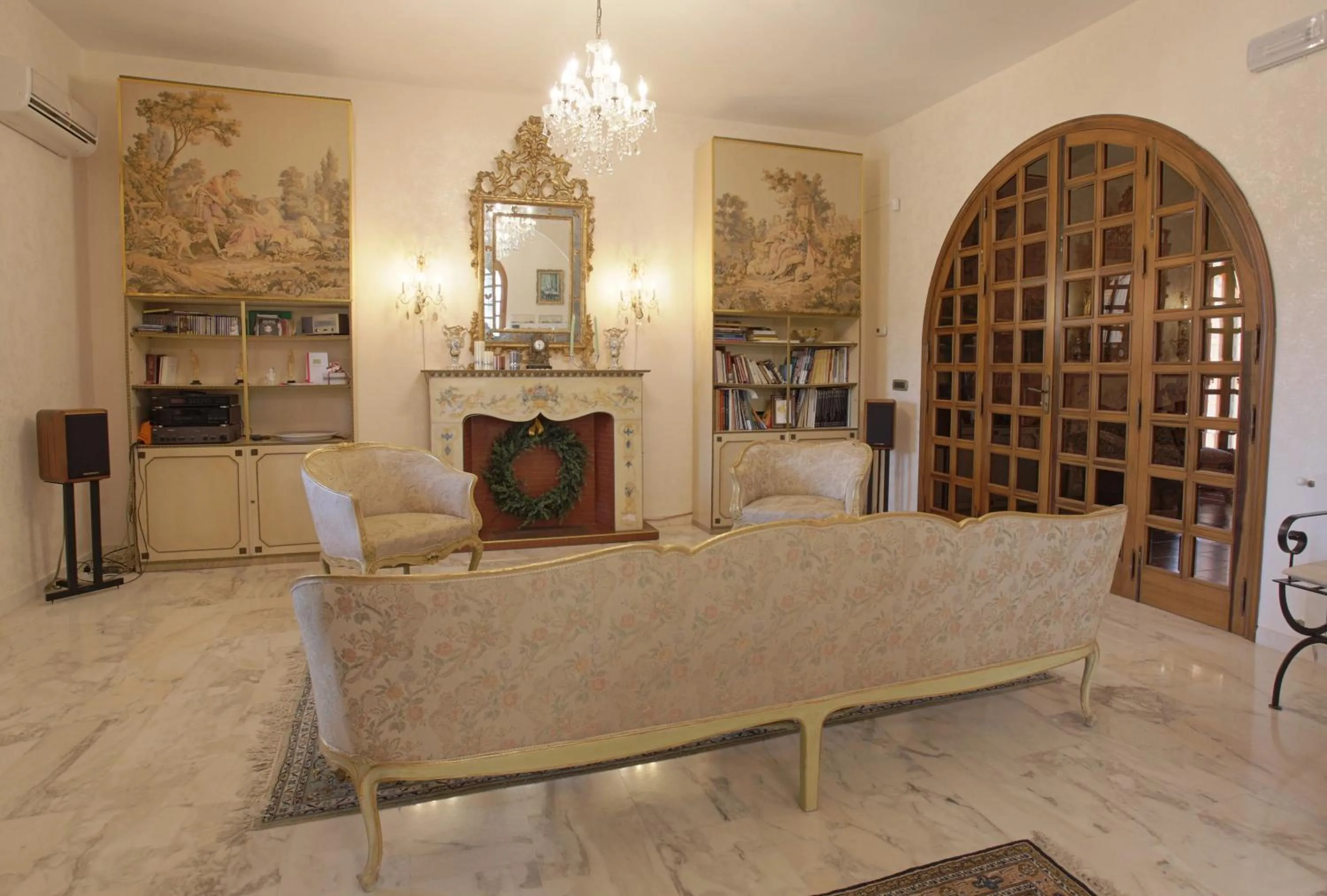 Communal lounge/ TV room in Villa Diana