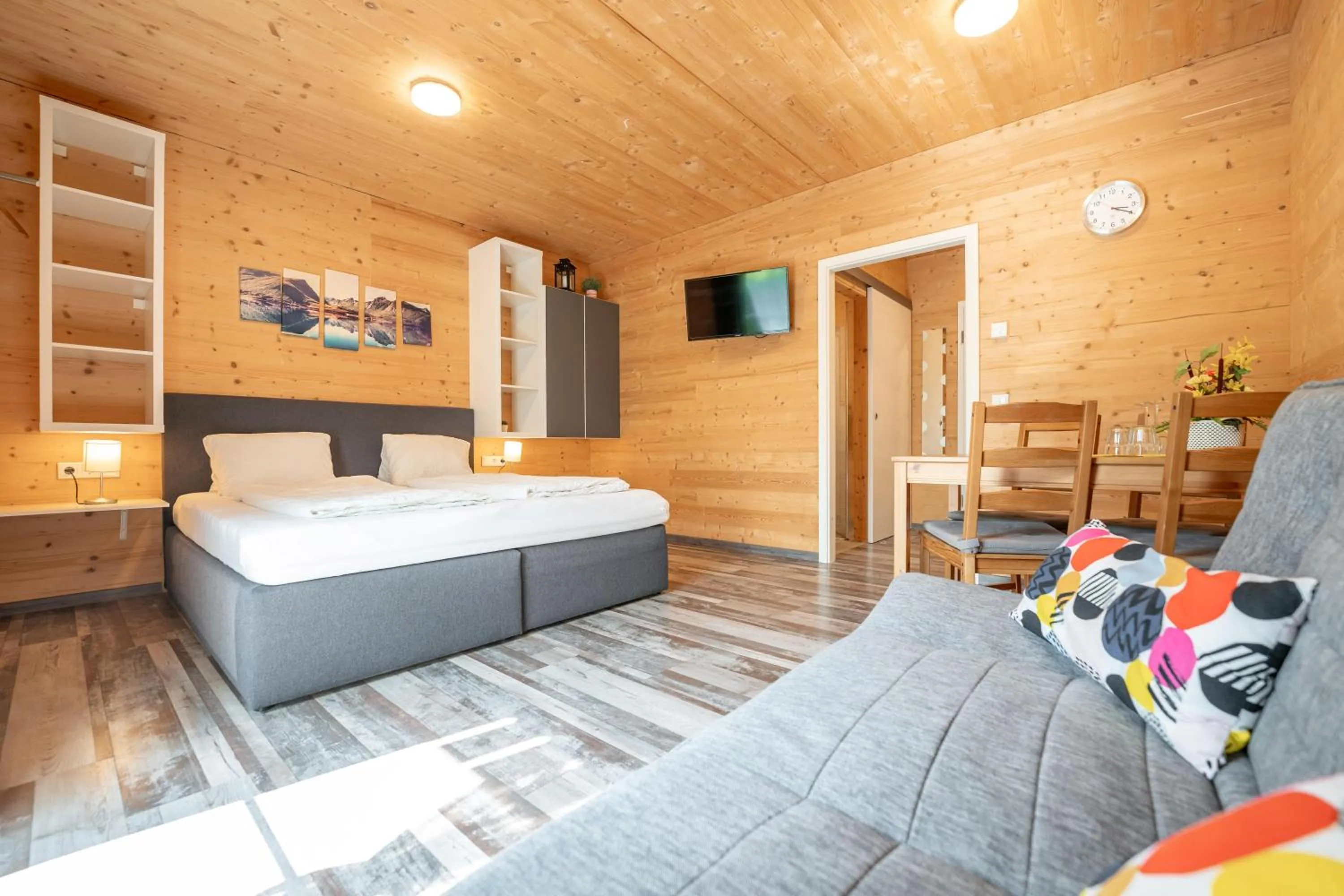 Communal lounge/ TV room, Bed in Gästehaus am Hahnenkamm