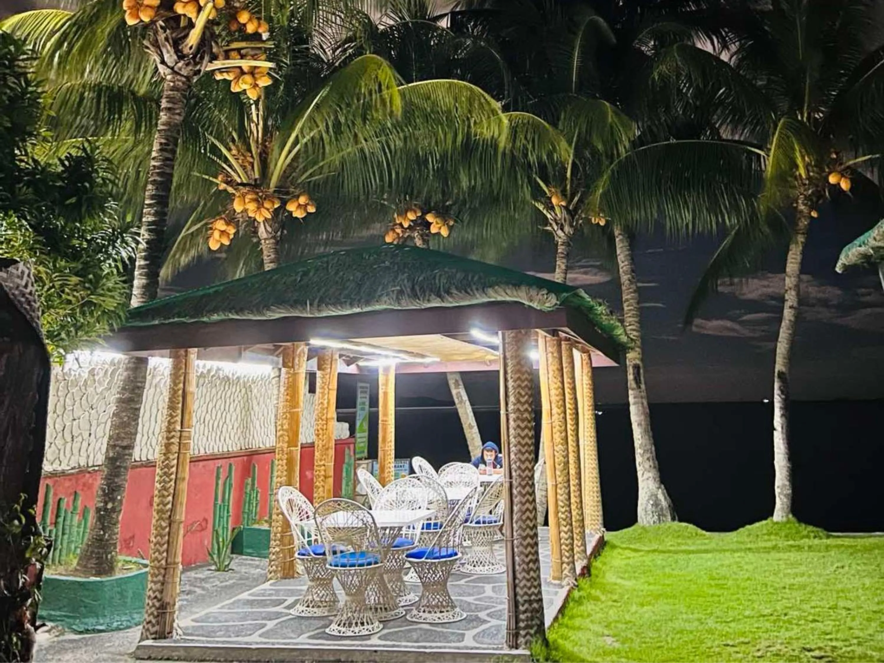 Restaurant/places to eat in Badladz Beach and Dive Resort