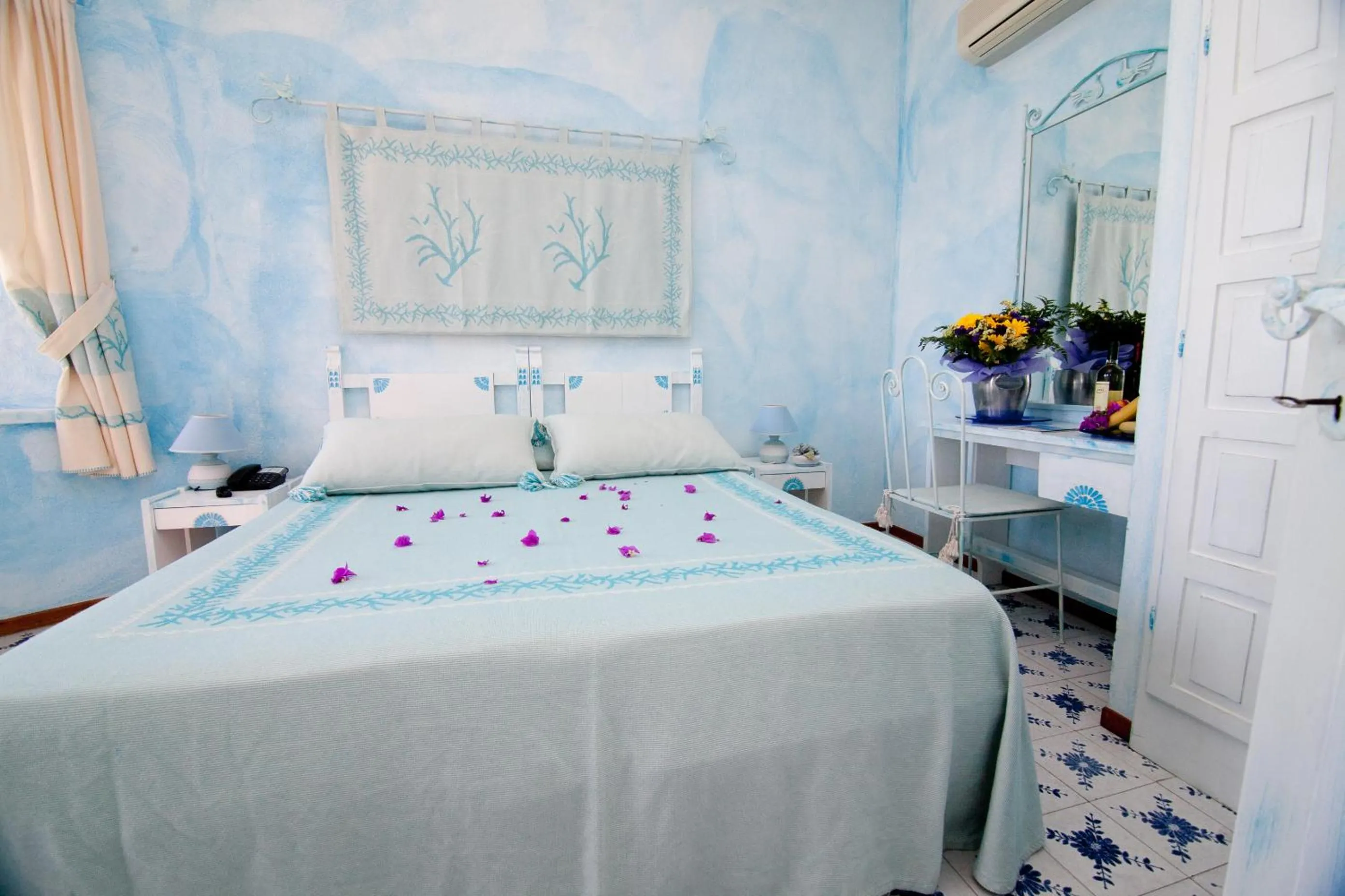 Photo of the whole room, Bed in Club Esse Shardana