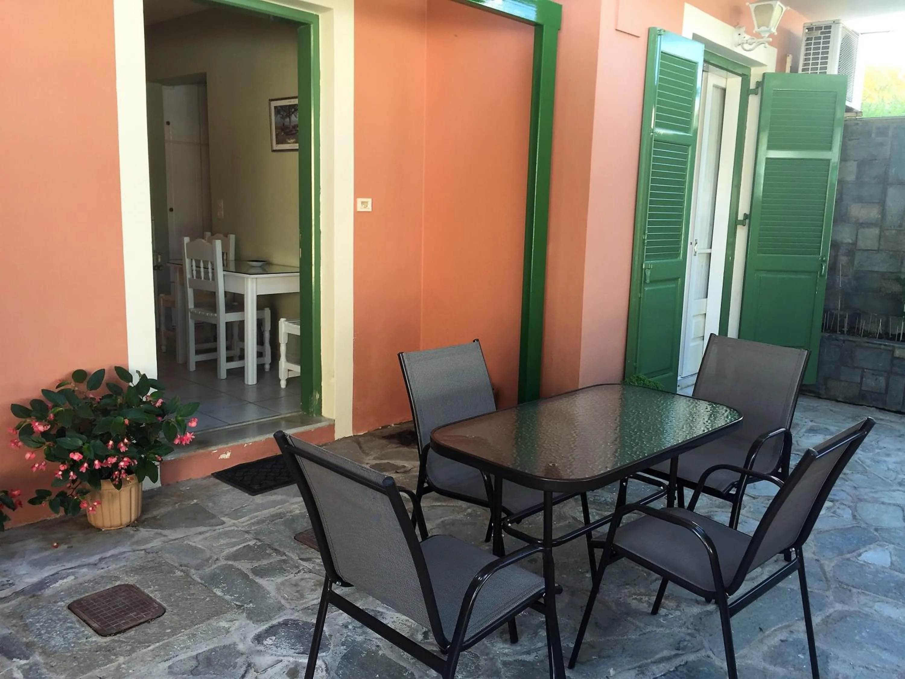 Georgakis George Rooms