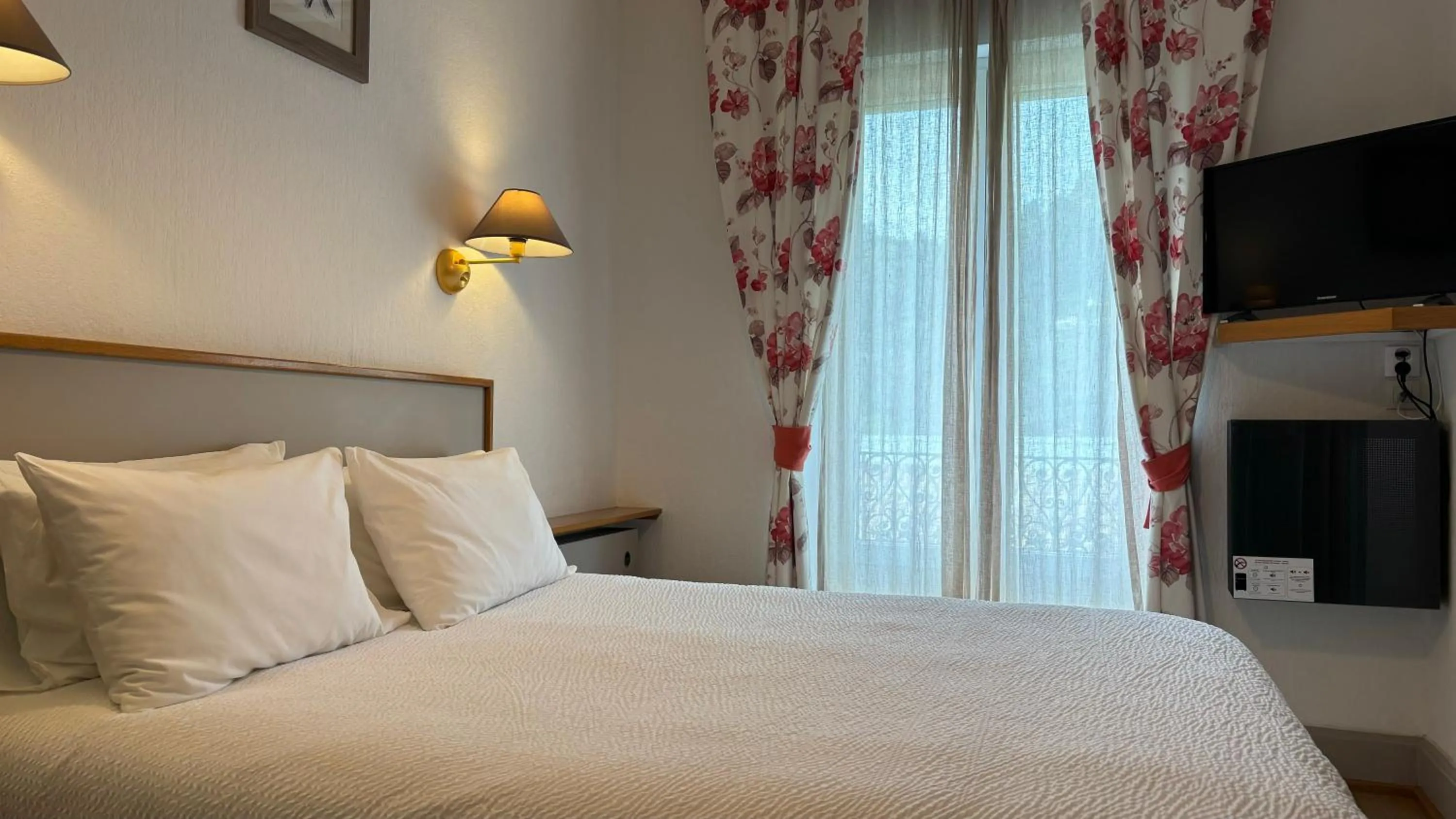 Bedroom, Bed in Logis Hôtel Restaurant Grand Hôtel de Lyon