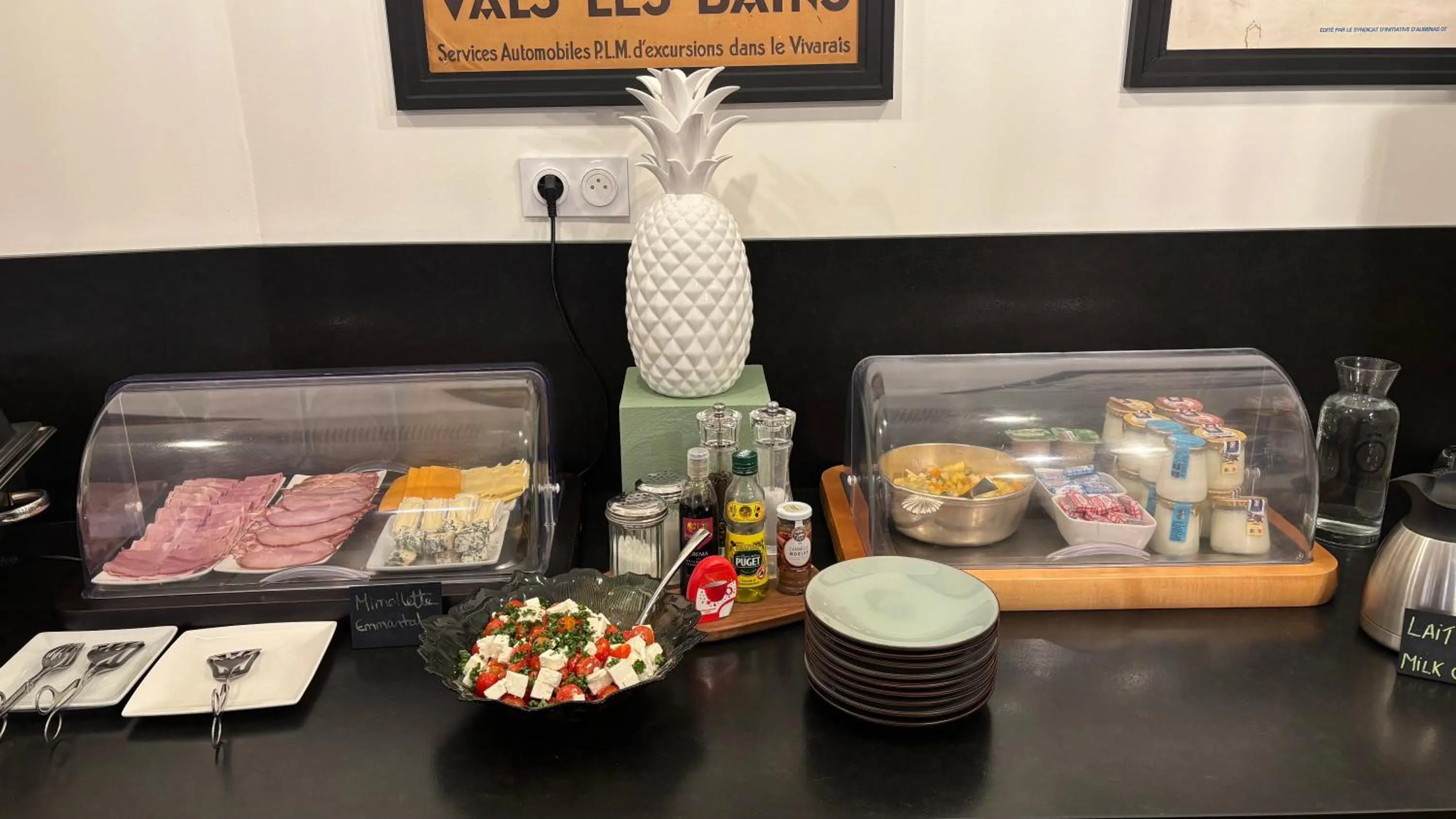 Breakfast in Logis Hôtel Restaurant Grand Hôtel de Lyon