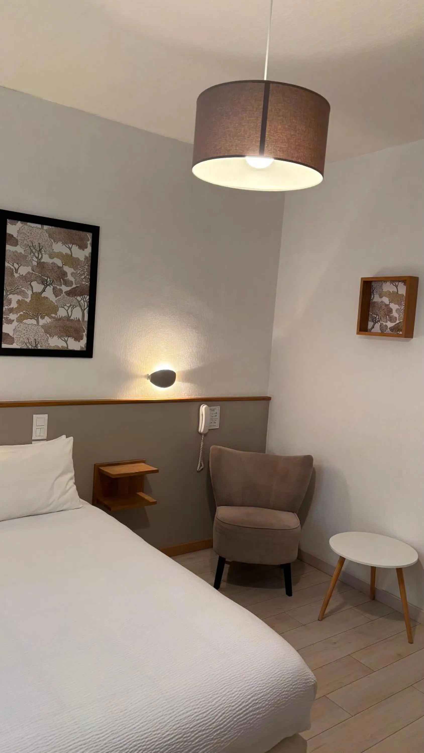 Bed in Logis Hôtel Restaurant Grand Hôtel de Lyon