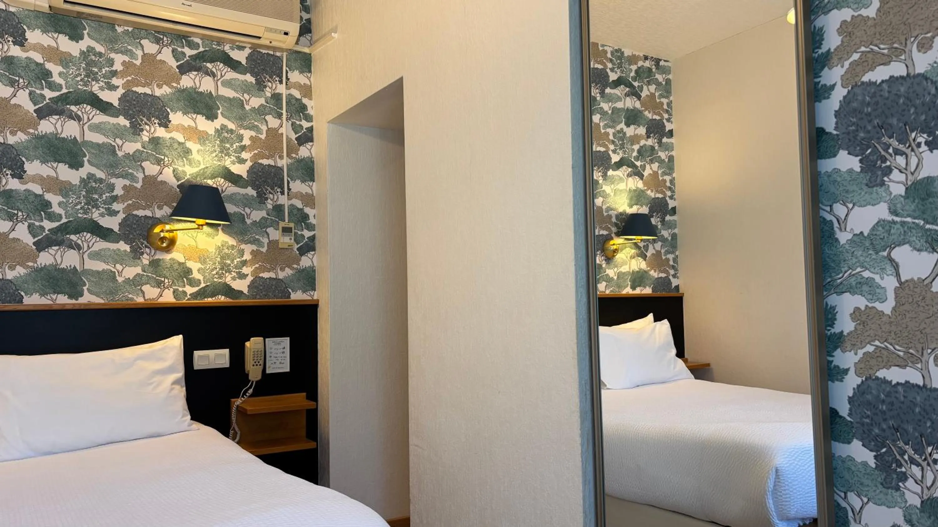 Bed in Logis Hôtel Restaurant Grand Hôtel de Lyon