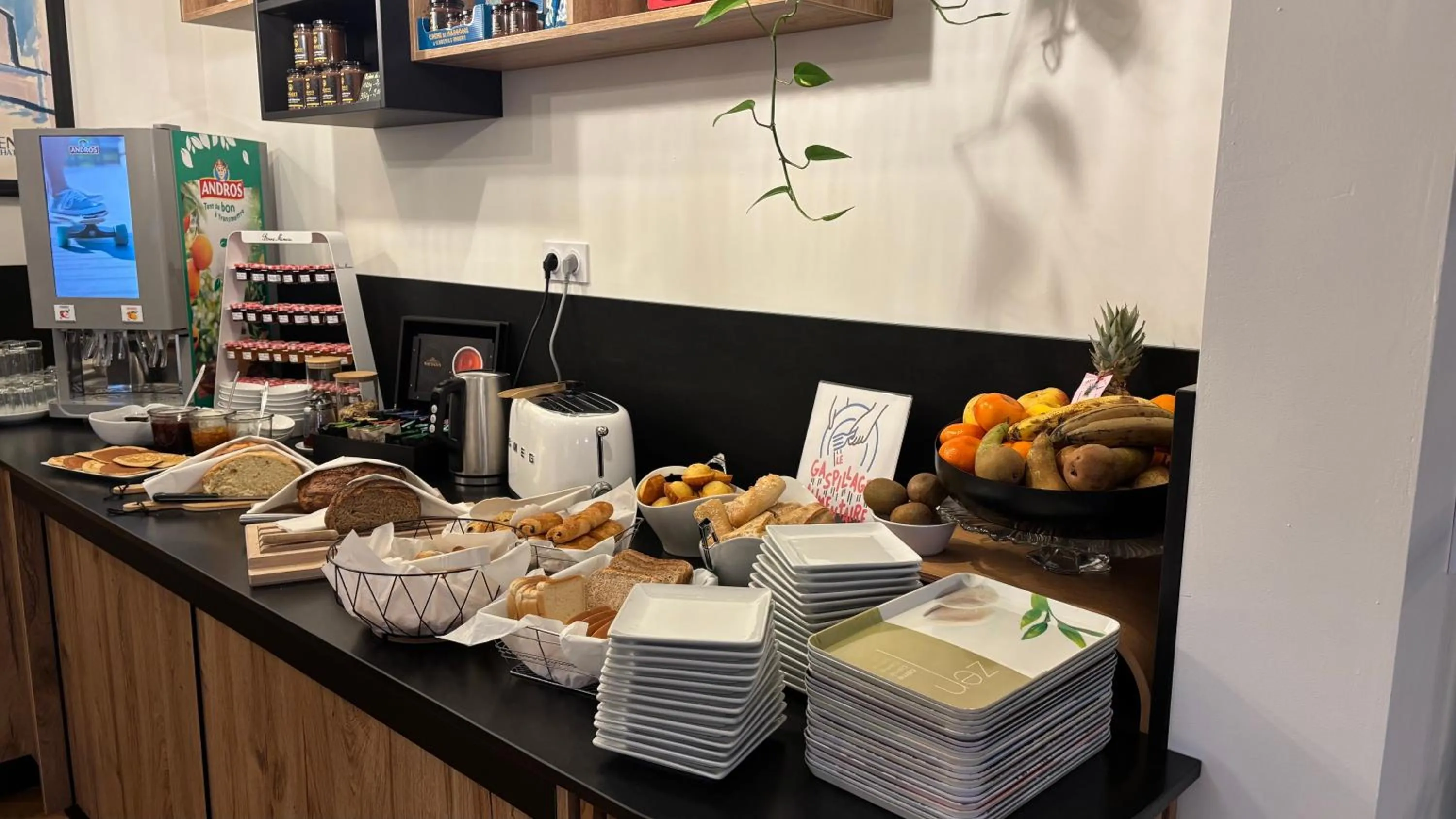 Breakfast in Logis Hôtel Restaurant Grand Hôtel de Lyon