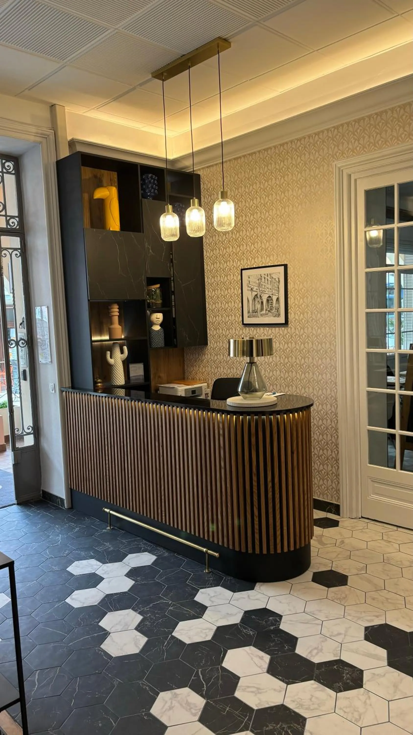 Lobby or reception in Logis Hôtel Restaurant Grand Hôtel de Lyon