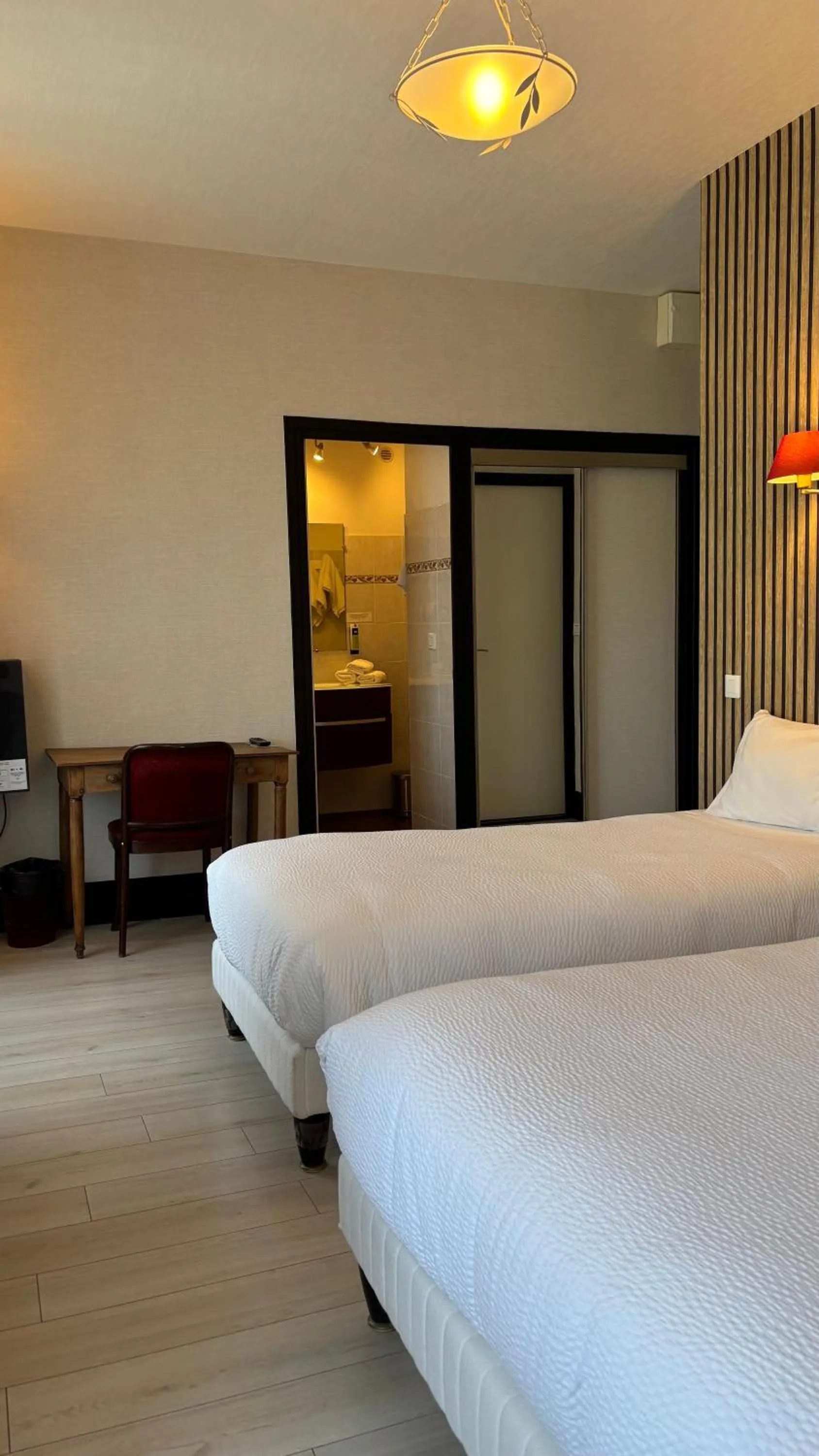 Bed in Logis Hôtel Restaurant Grand Hôtel de Lyon