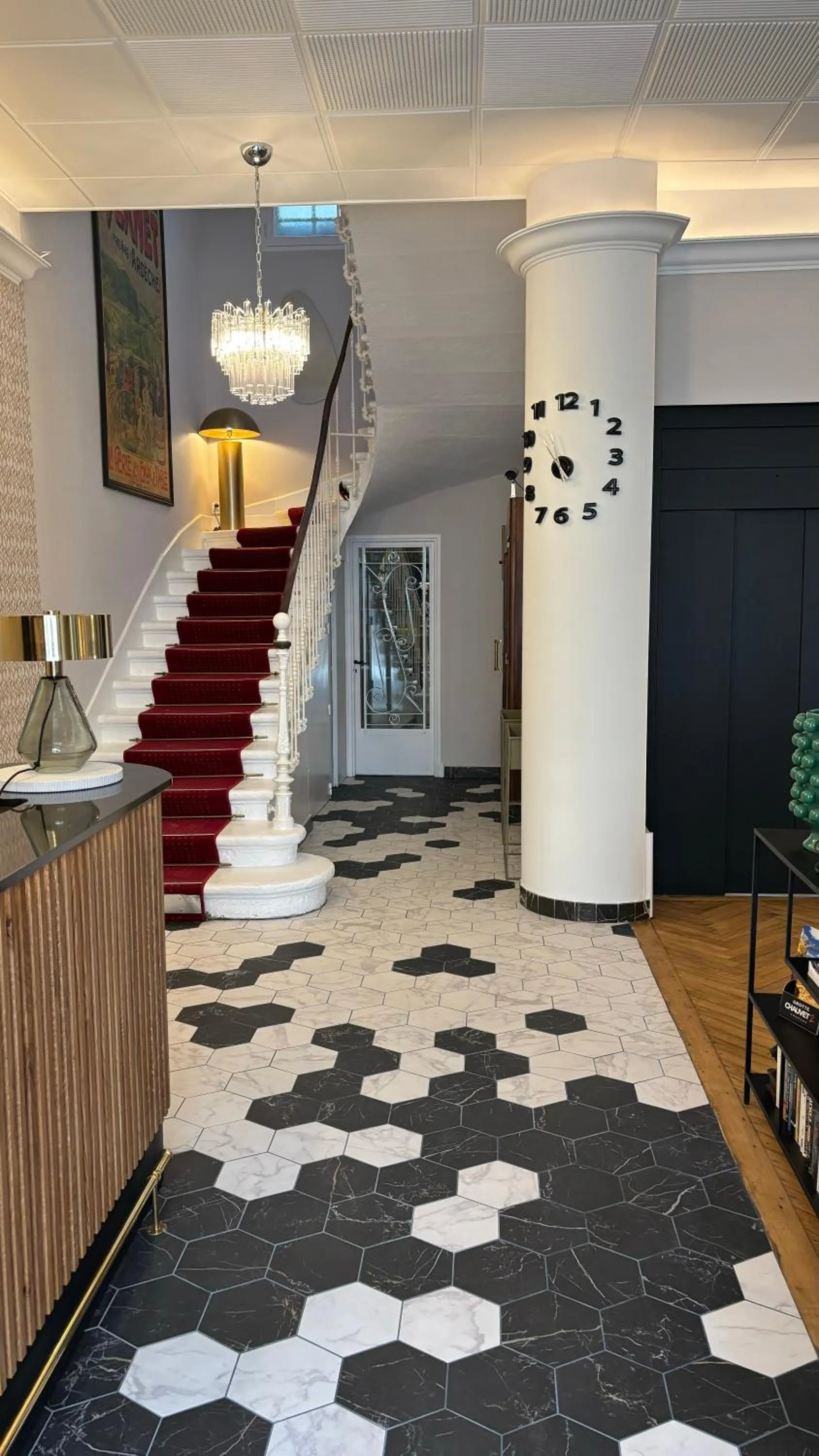 Lobby or reception in Logis Hôtel Restaurant Grand Hôtel de Lyon