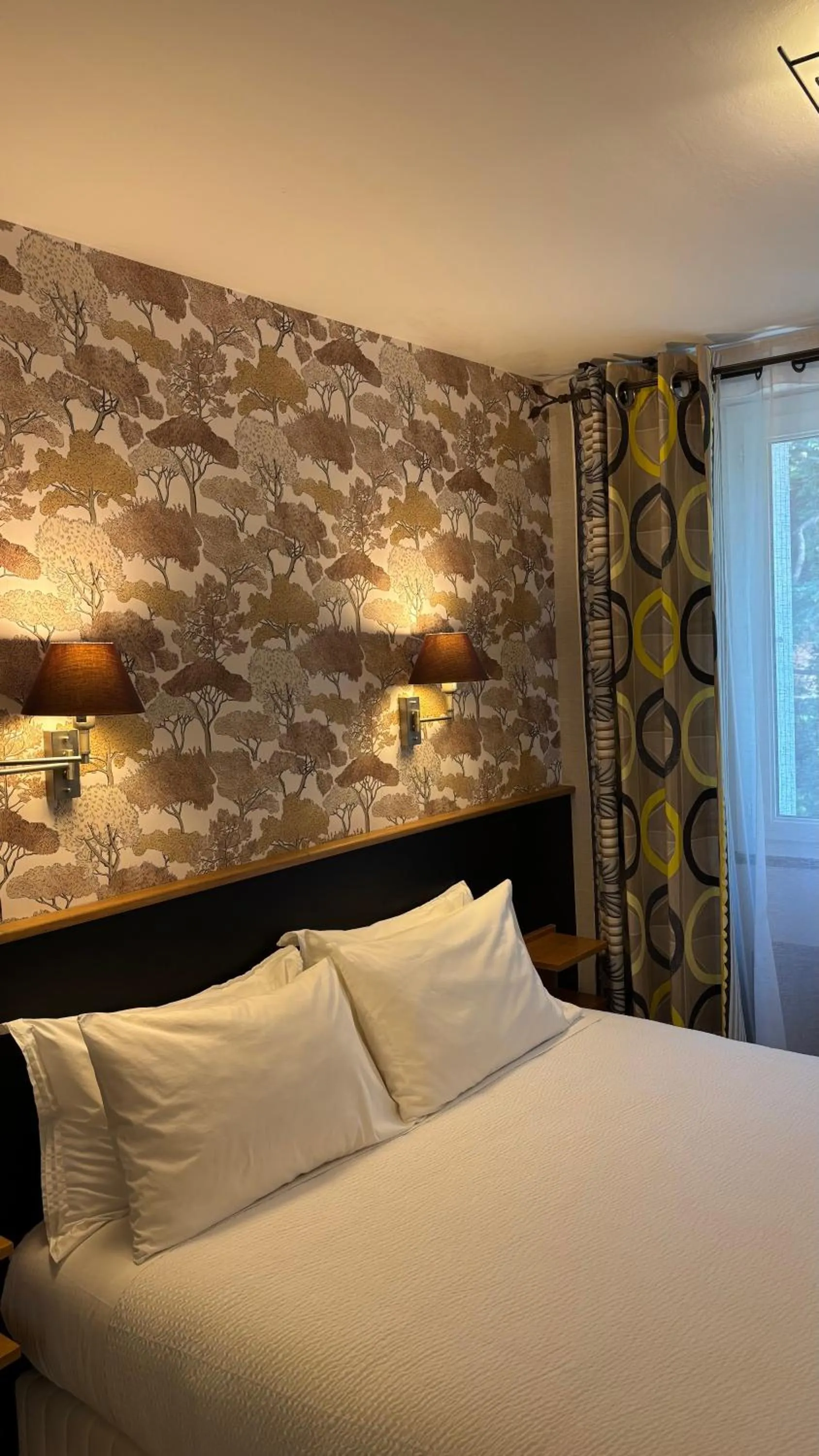 Bed in Logis Hôtel Restaurant Grand Hôtel de Lyon